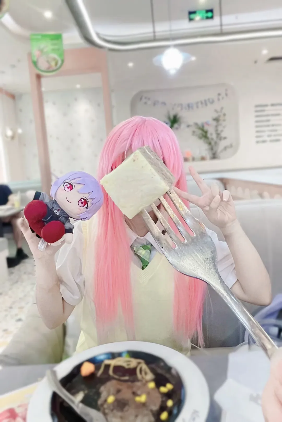 【千早爱音与喵梦cos】粉色假发与巨型叉子的餐厅奇遇 - 第 1 张