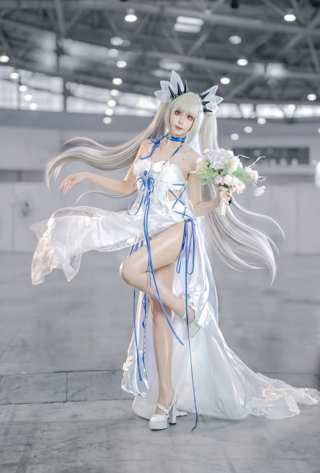 【可畏cos】银发红瞳搭配白色礼服，漫展返图的大小姐造型 - 第 1 张