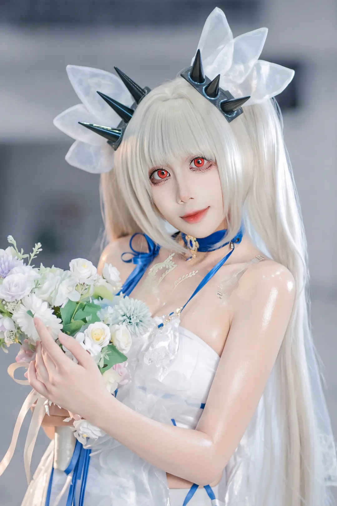 【可畏cos】银发红瞳搭配白色礼服，漫展返图的大小姐造型 - 第 2 张