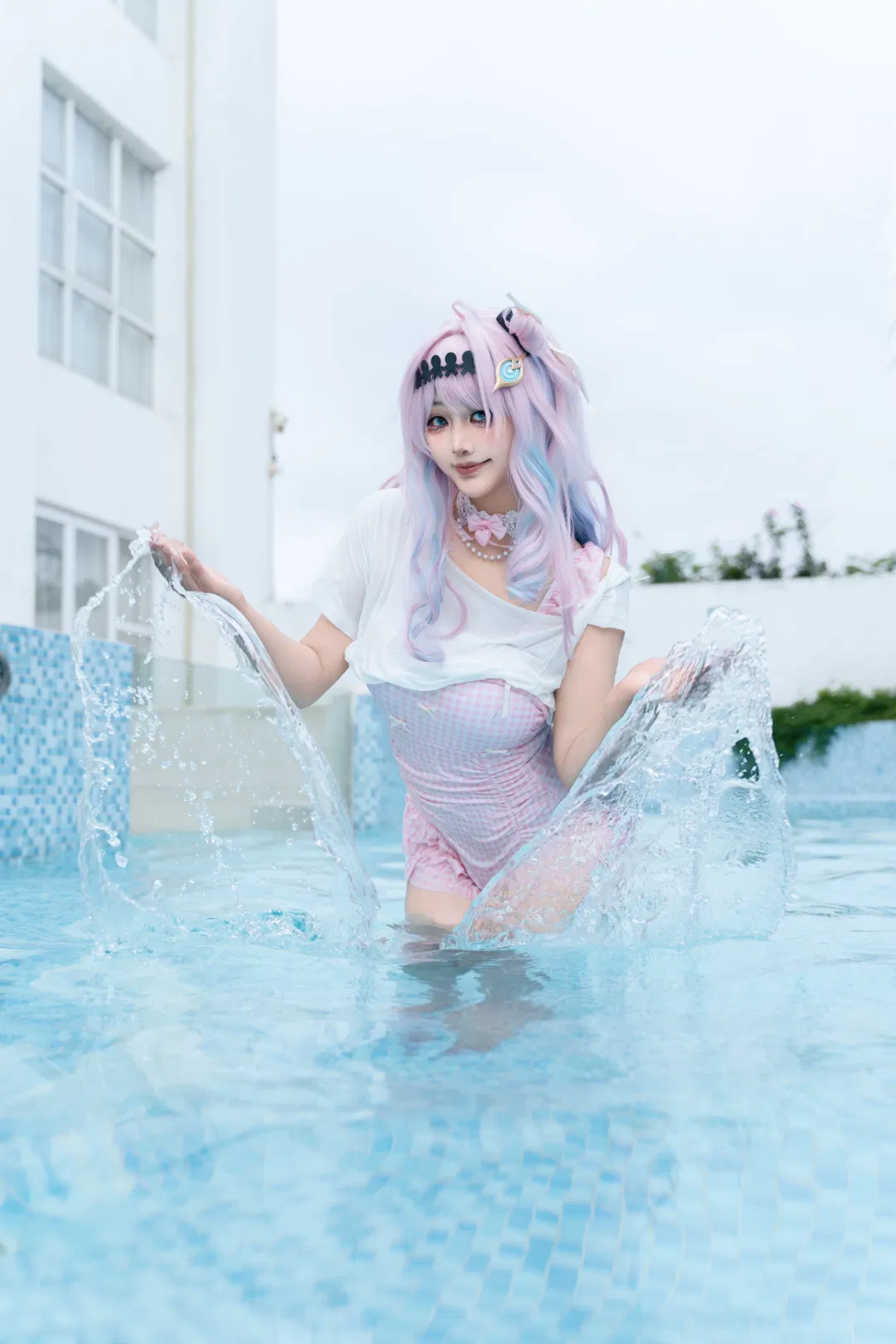 【达妮娅cos】鸣潮达妮娅泳池写真，阴天也能拍出清透感 - 第 6 张
