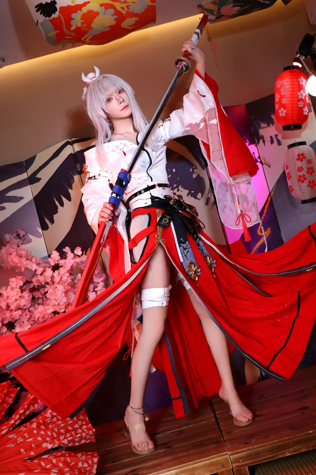 【绯雪cos】鸣潮战姬，提刀红裙定格的瞬间 - 第 1 张