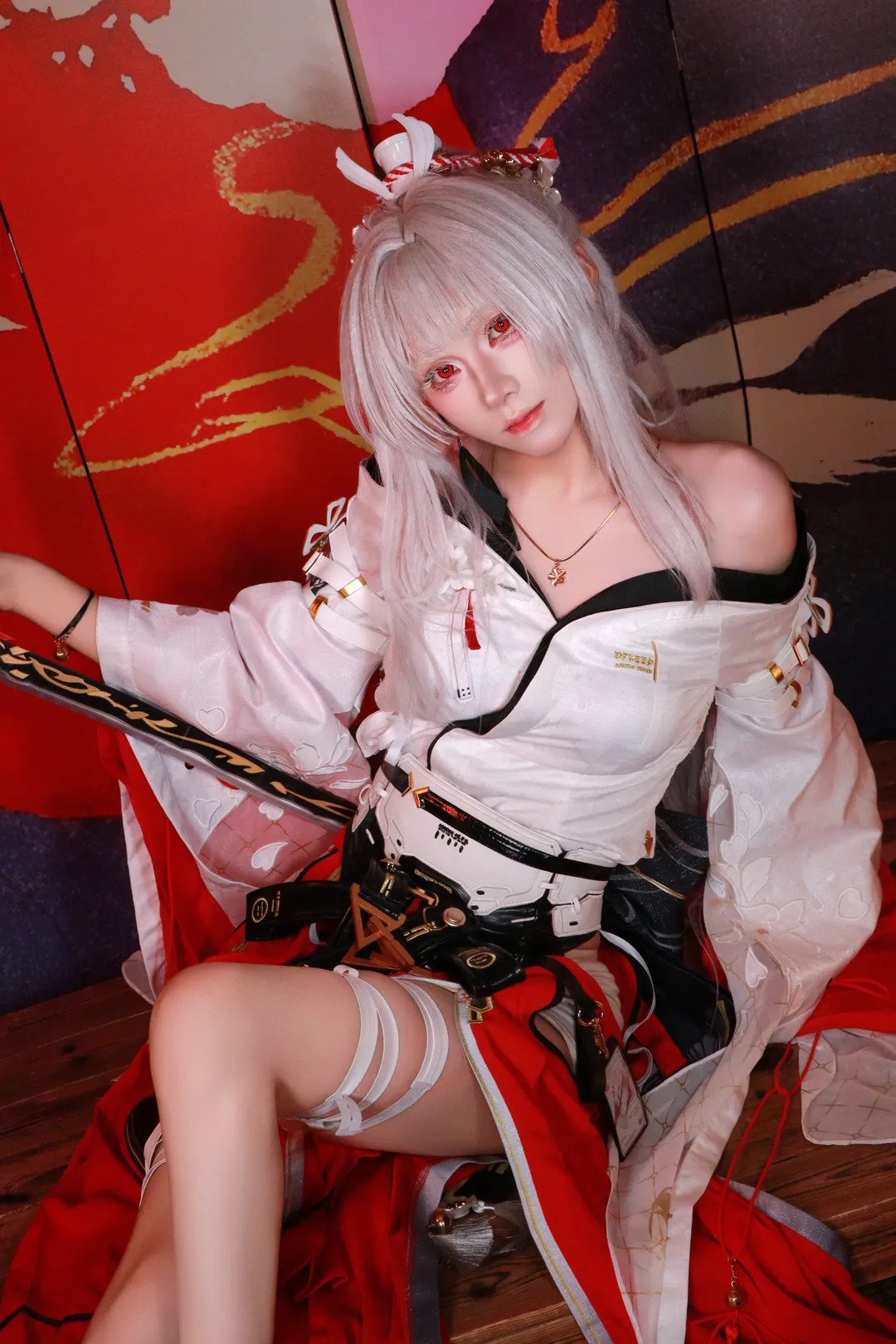 【绯雪cos】鸣潮战姬，提刀红裙定格的瞬间 - 第 2 张
