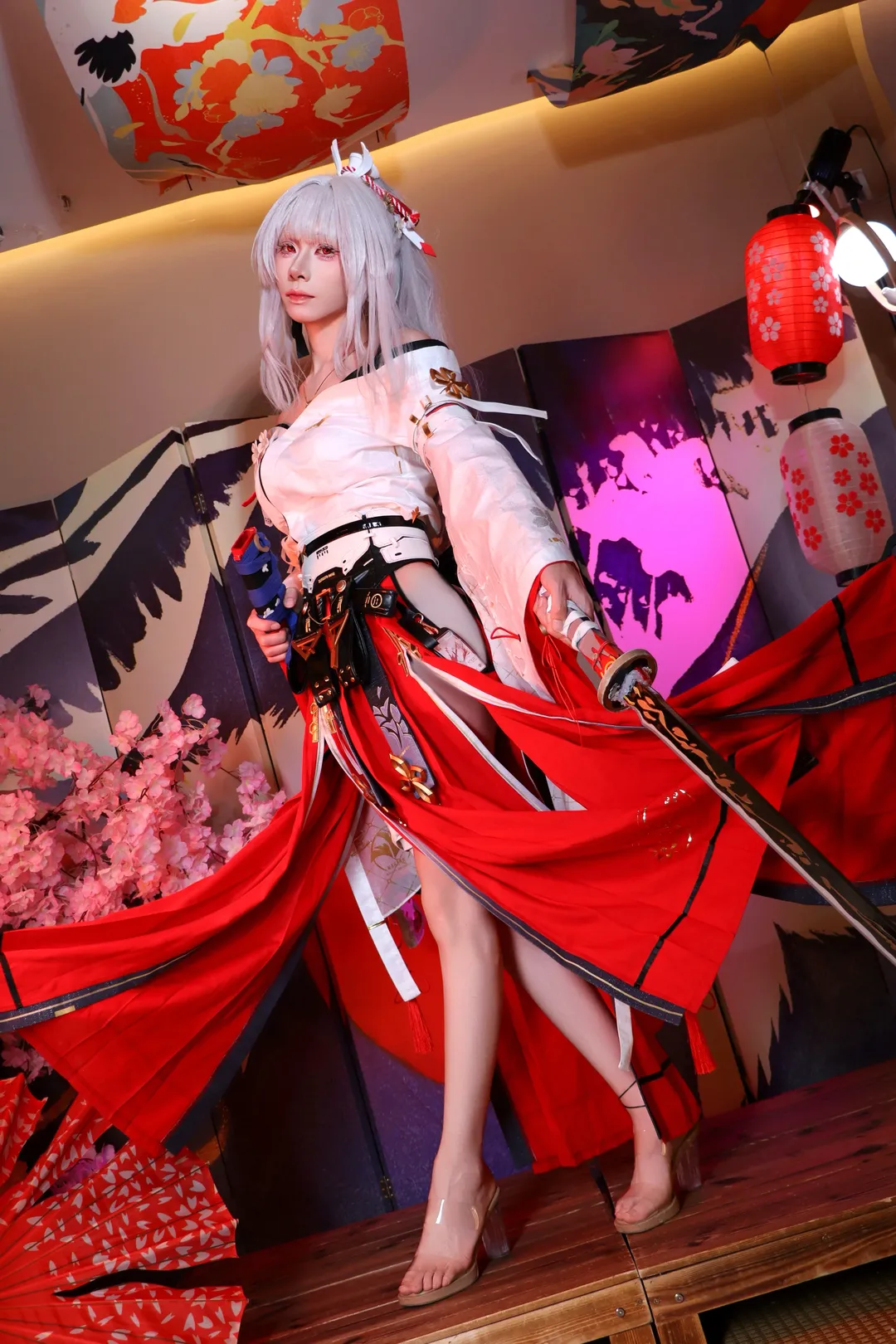 【绯雪cos】鸣潮战姬，提刀红裙定格的瞬间 - 第 3 张