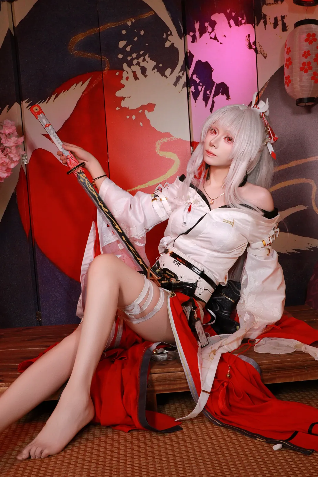 【绯雪cos】鸣潮战姬，提刀红裙定格的瞬间 - 第 4 张