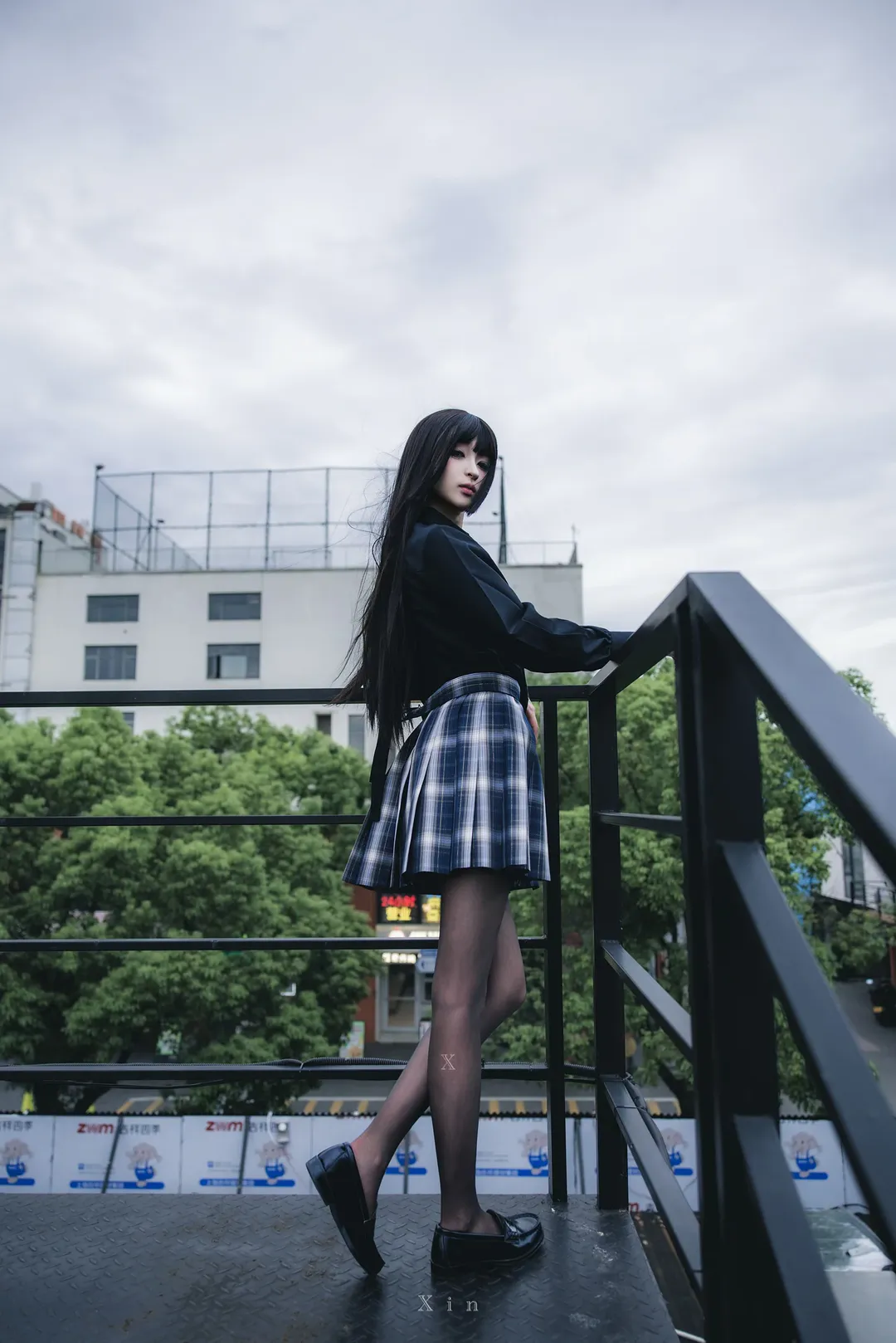 御姐JK黑丝穿搭 天台持枪反差感二次元写真 - 第 2 张