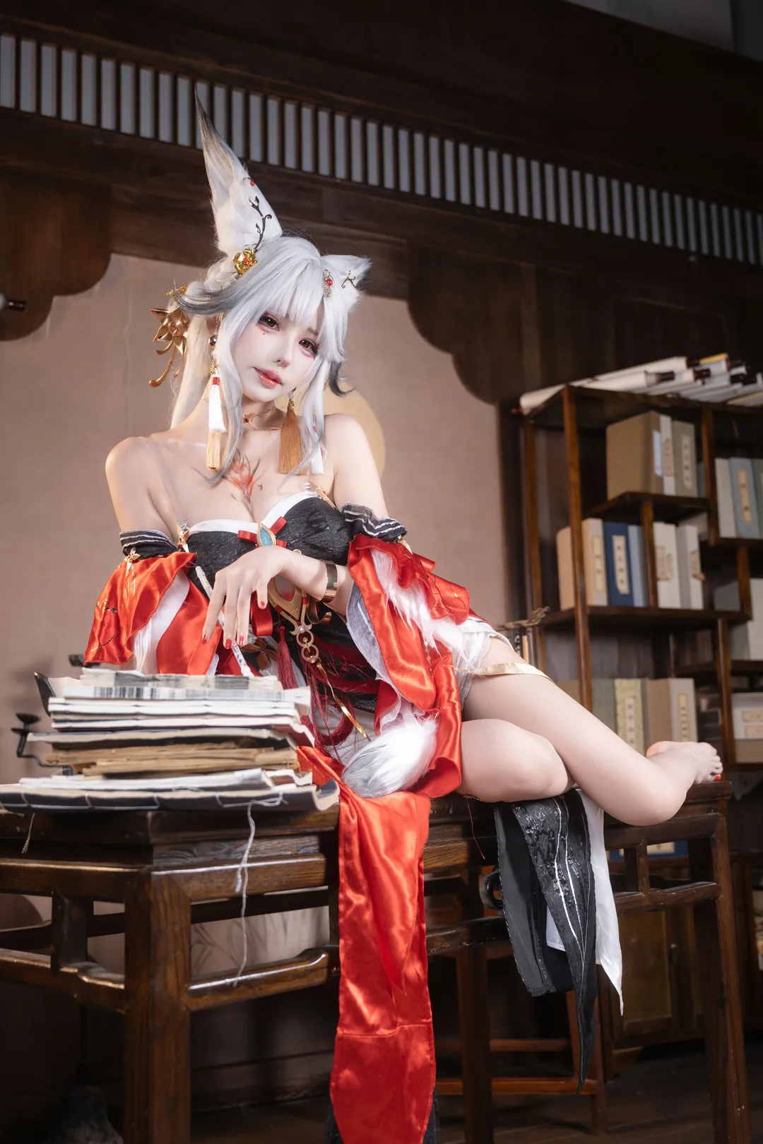 【心月狐cos】鸣潮里的绝美狐系少女，书香气与奇幻感的碰撞 - 第 1 张