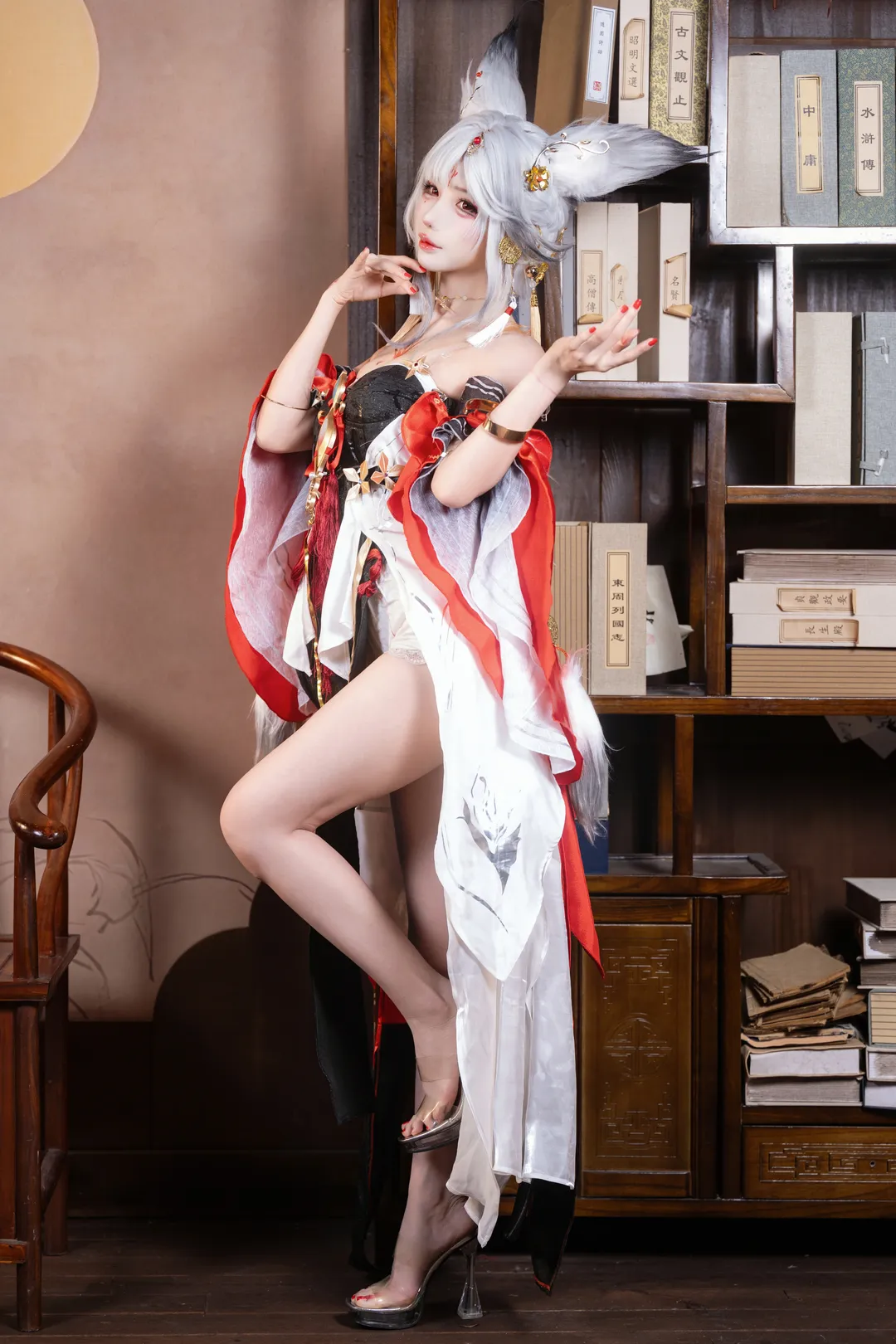 【心月狐cos】鸣潮里的绝美狐系少女，书香气与奇幻感的碰撞 - 第 2 张