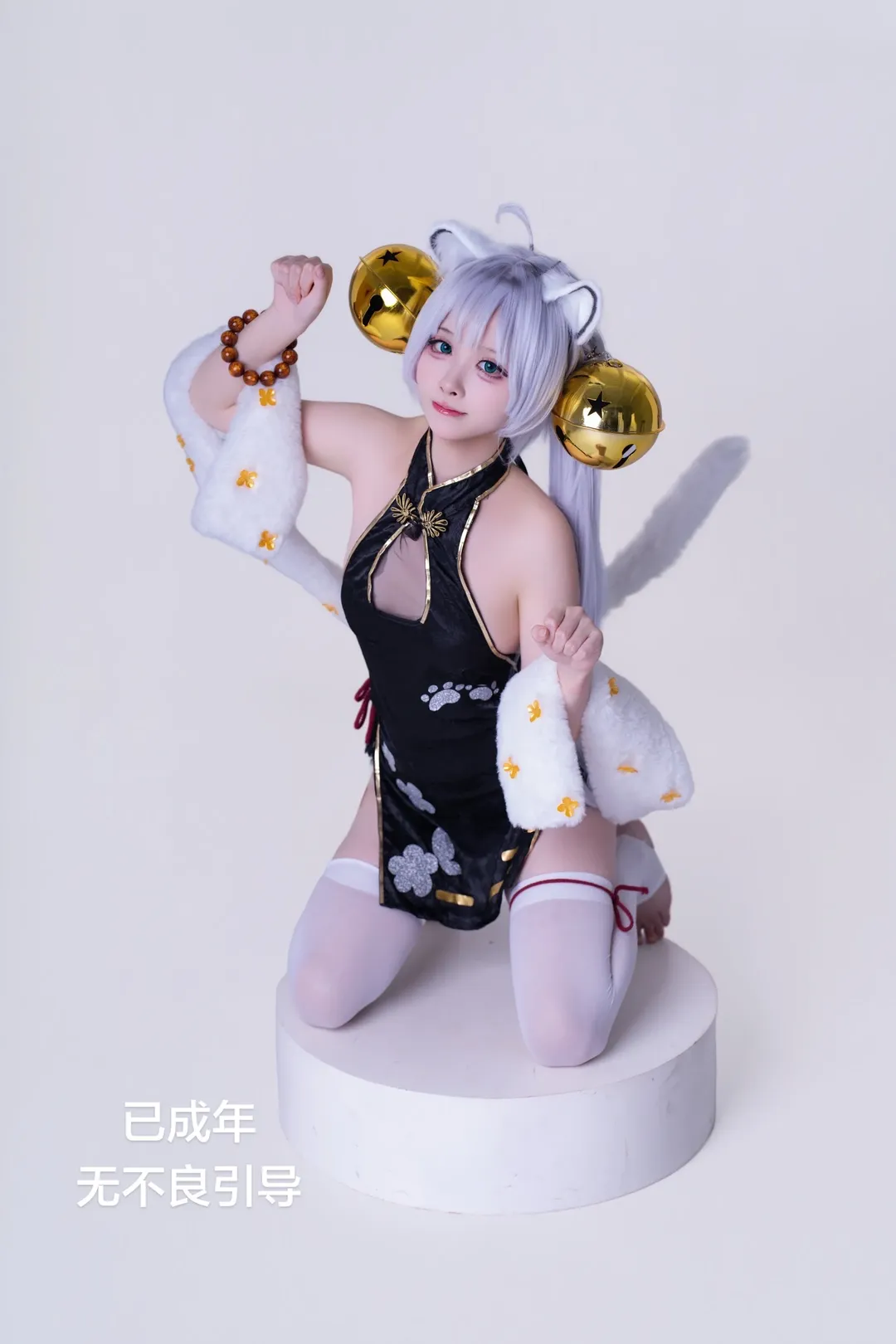熟女韵味拉满的黑旗袍白丝棚拍 - 第 2 张