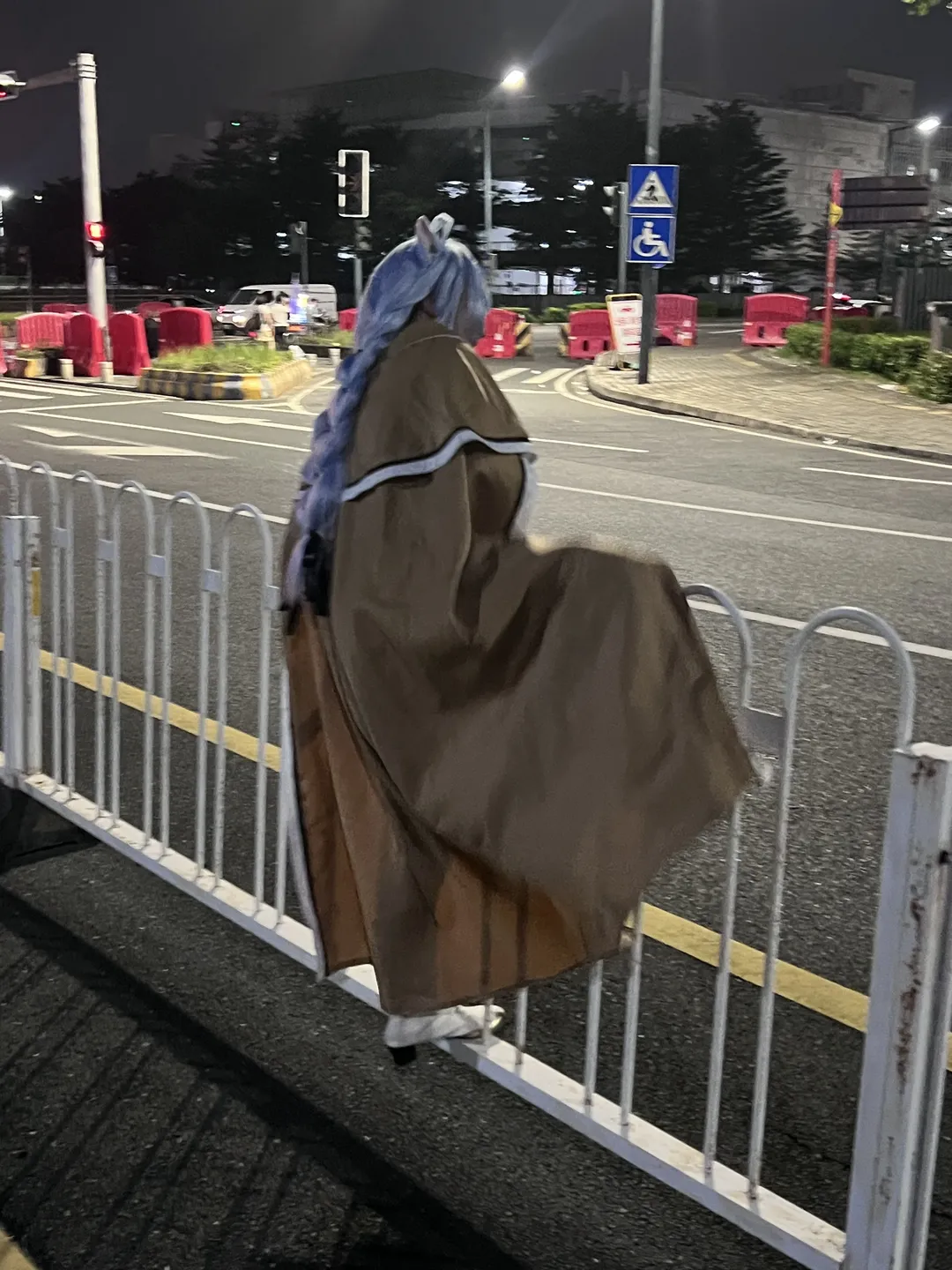 深夜街頭的斗篷跨欄挑戰 - 第 1 張