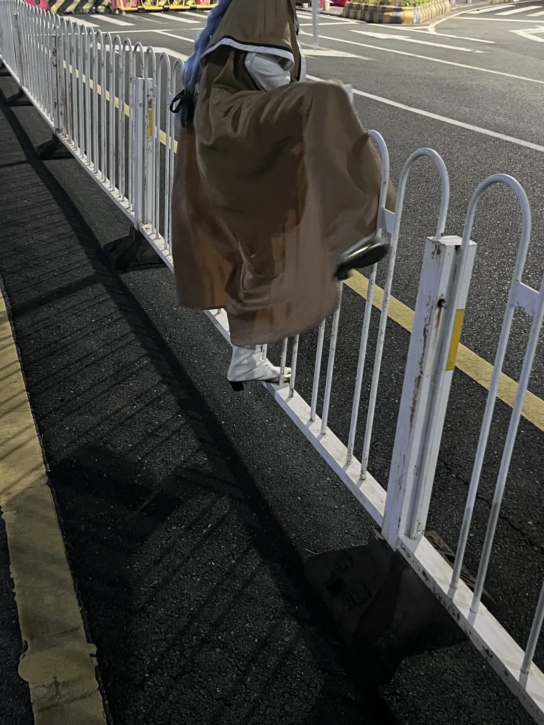 深夜街頭的斗篷跨欄挑戰 - 第 2 張