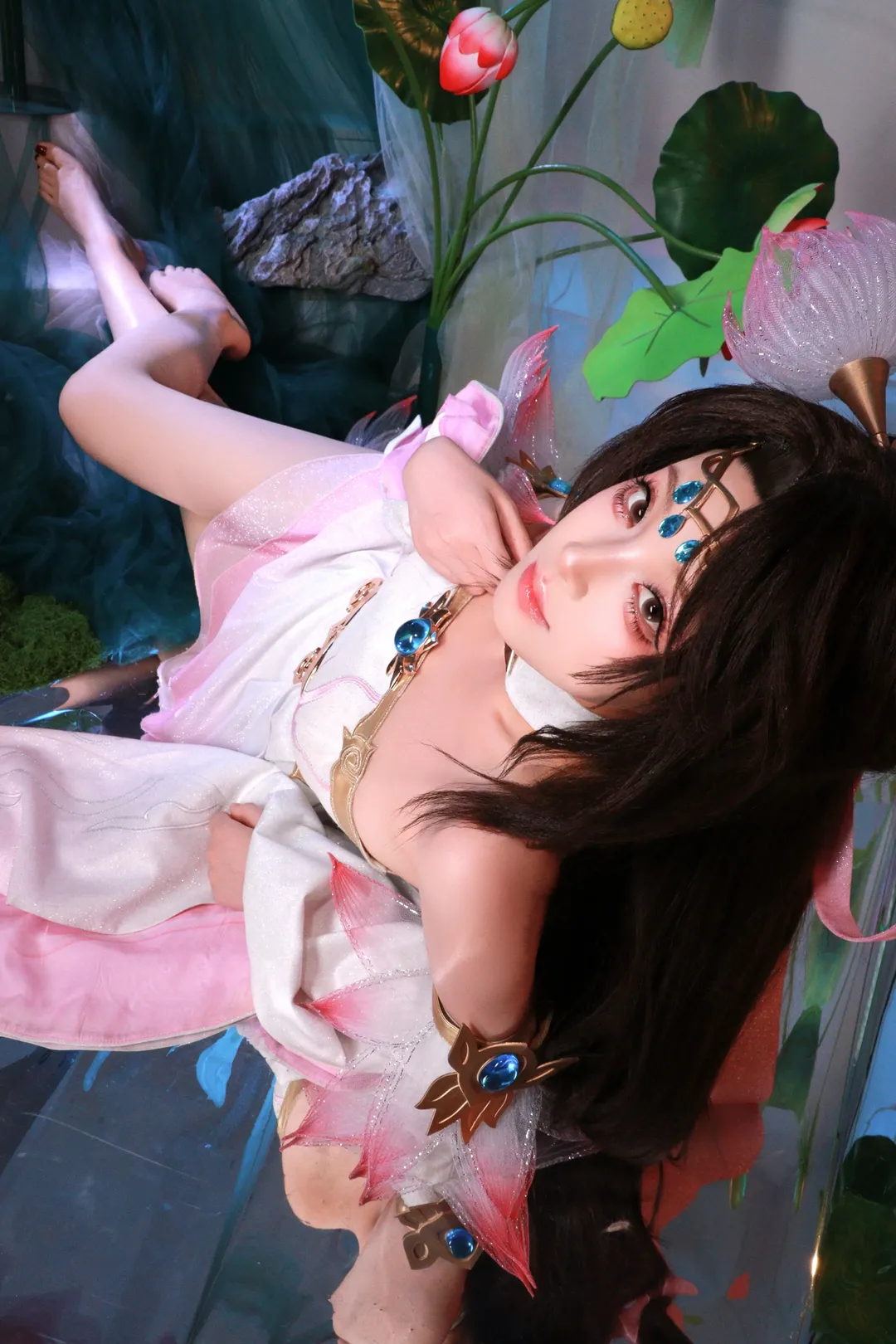 【貂蝉cos】王者荣耀闭月姐姐，碧波莲影中的唯美再现 - 第 3 张