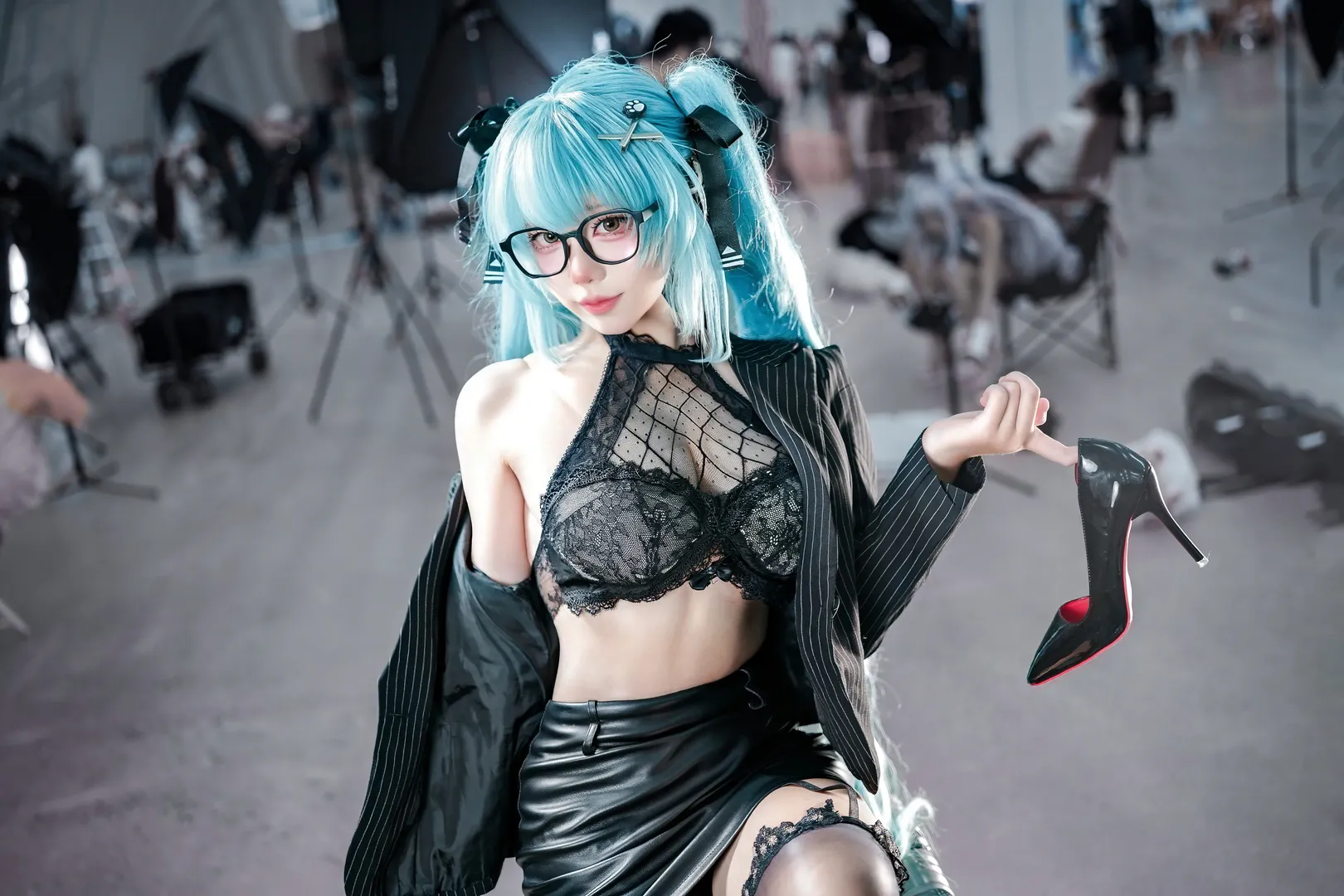 【普丽瓦蒂cos】nikke场照拍摄，黑丝高跟西装的反差感 - 第 1 张