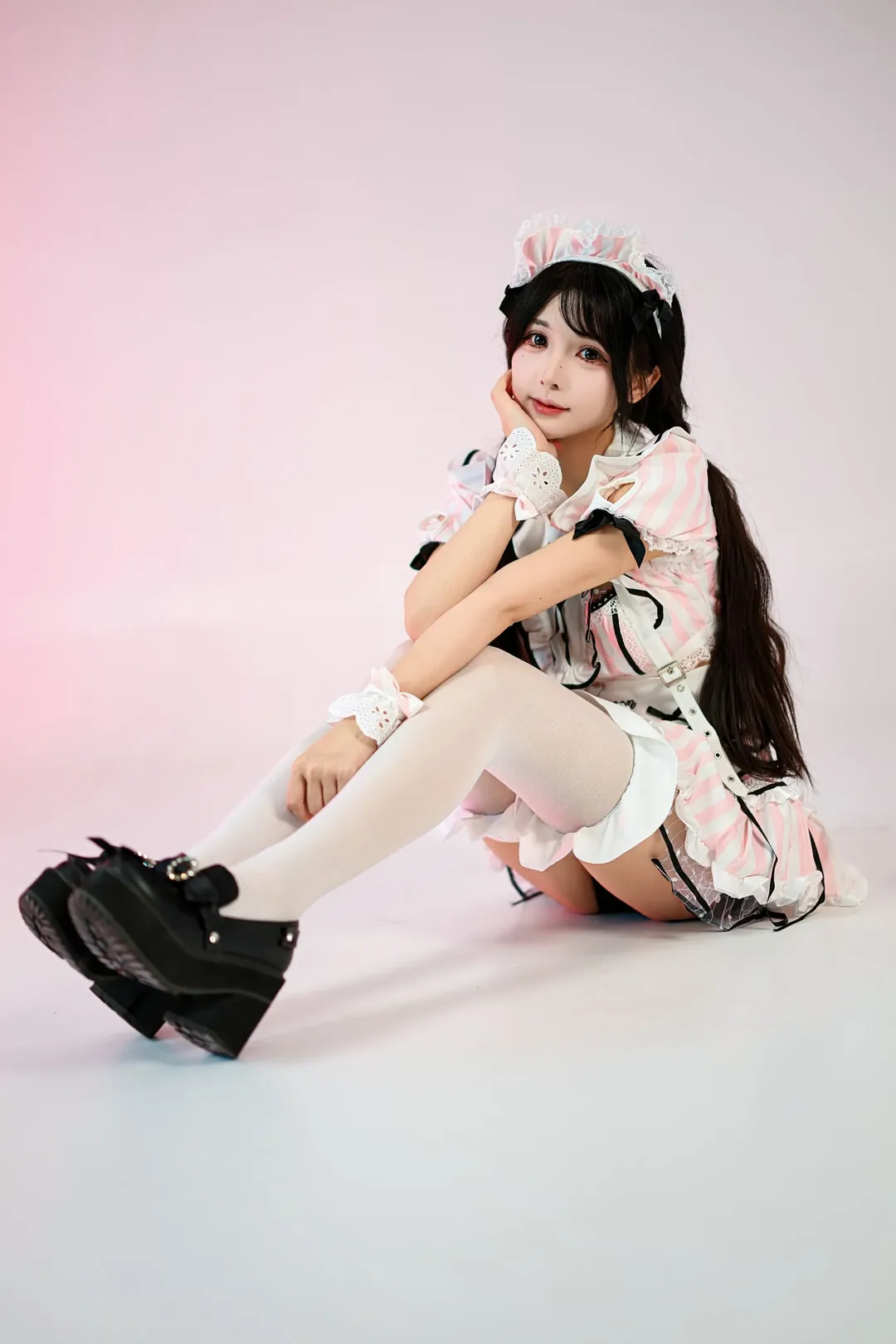 白棚拍粉白条纹女仆装，搭配白丝和泰迪熊 - 第 2 张