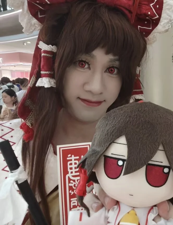【博麗靈夢cos】東方project紅白巫女與fumo的場照分享 - 第 1 張