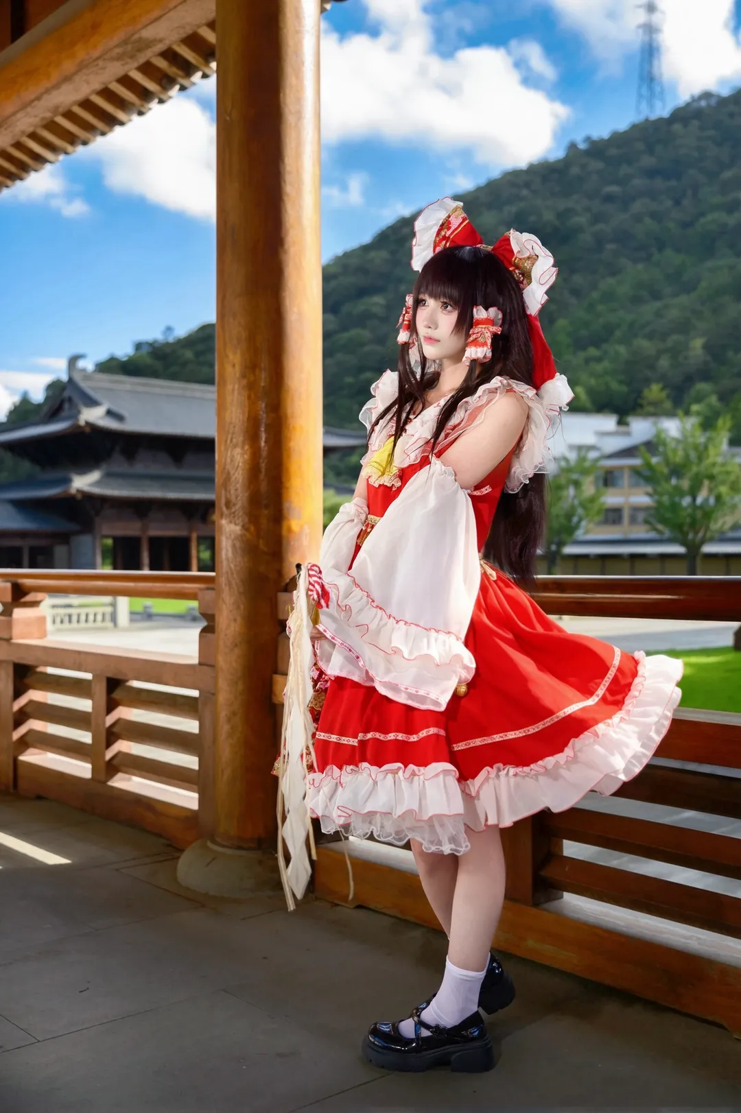【博丽灵梦cos】红白巫女服在古建长廊的动感瞬间 - 第 1 张