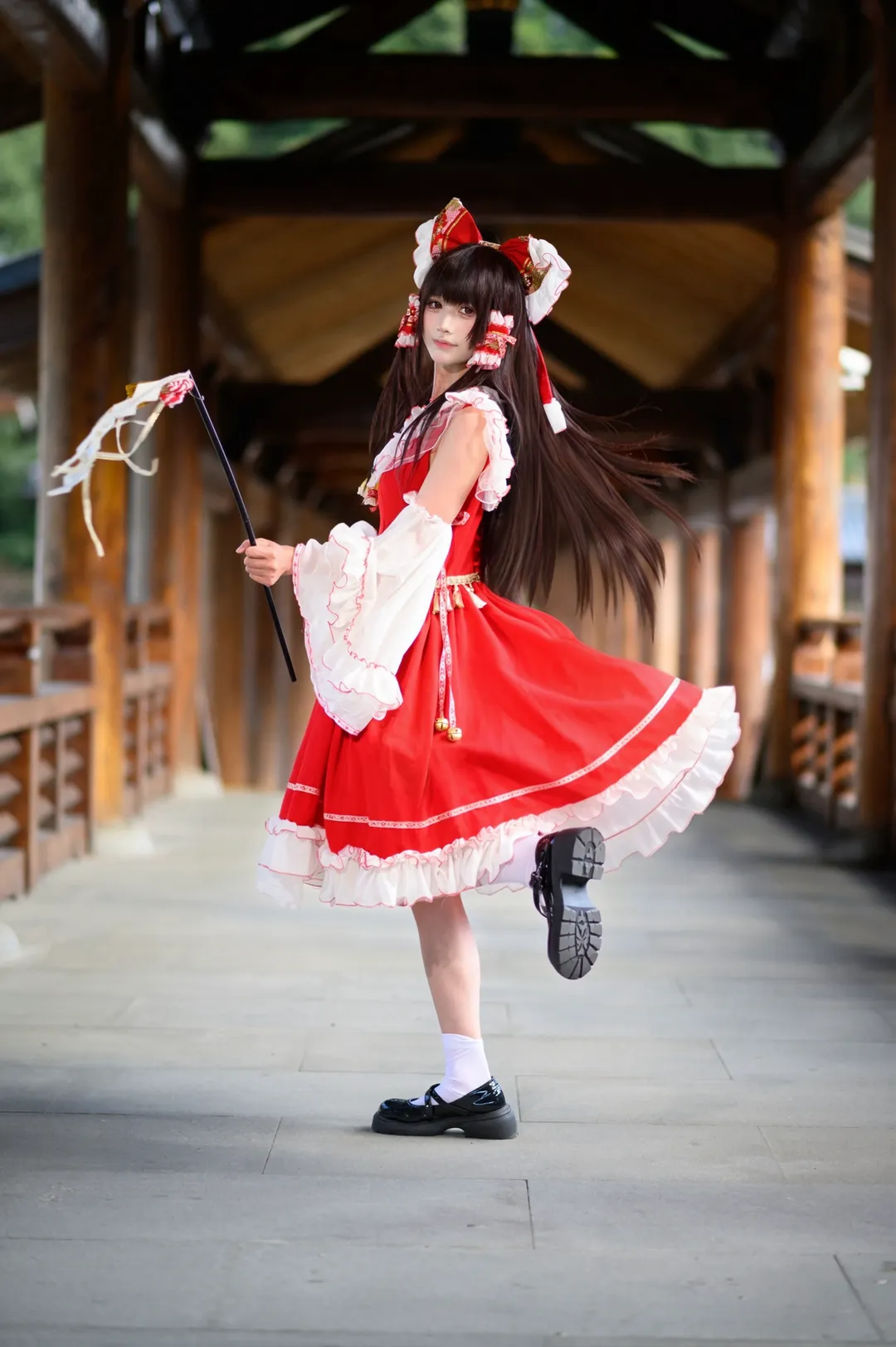 【博丽灵梦cos】红白巫女服在古建长廊的动感瞬间 - 第 2 张