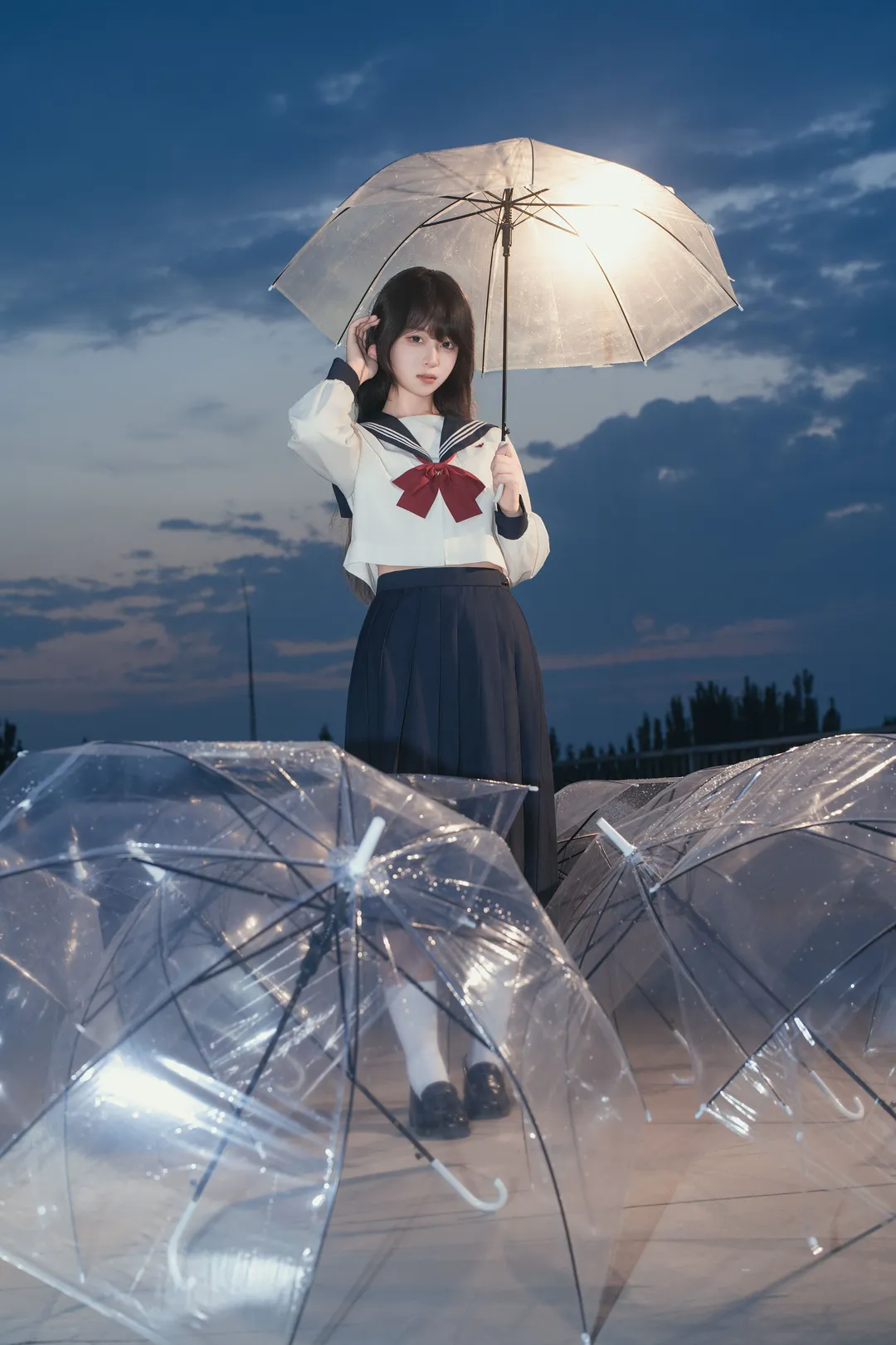雨夜的透明傘與JK制服，藍調時刻的情緒記錄 - 第 11 張