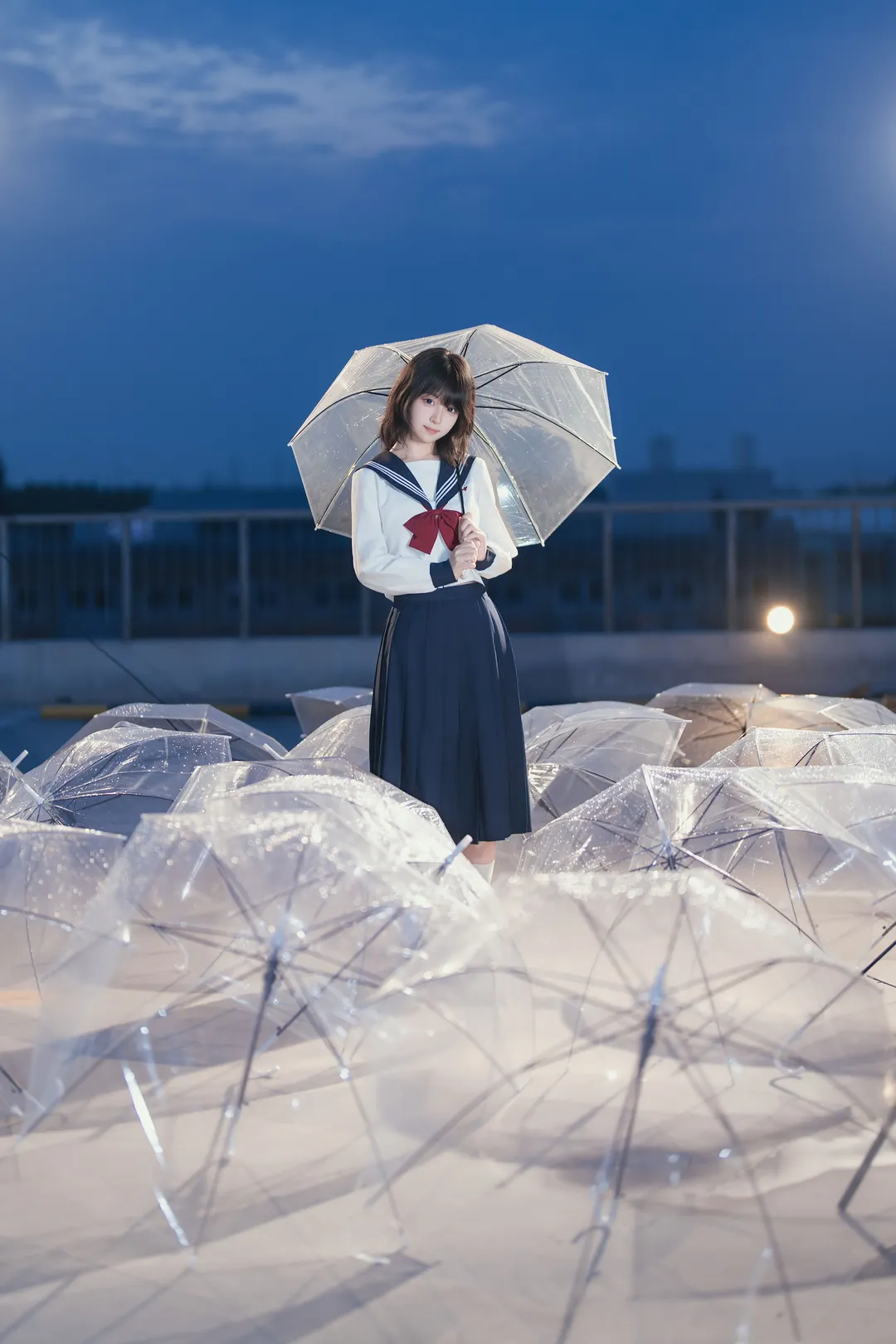 雨夜的透明傘與JK制服，藍調時刻的情緒記錄 - 第 3 張
