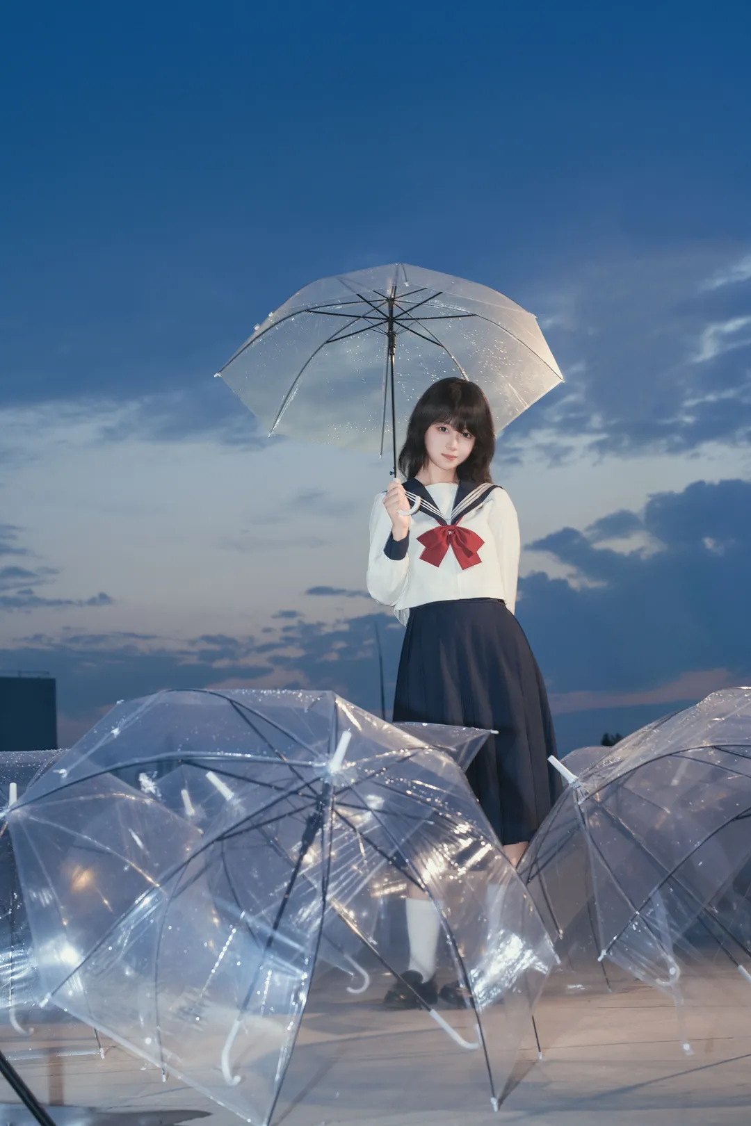 雨夜的透明傘與JK制服，藍調時刻的情緒記錄 - 第 4 張