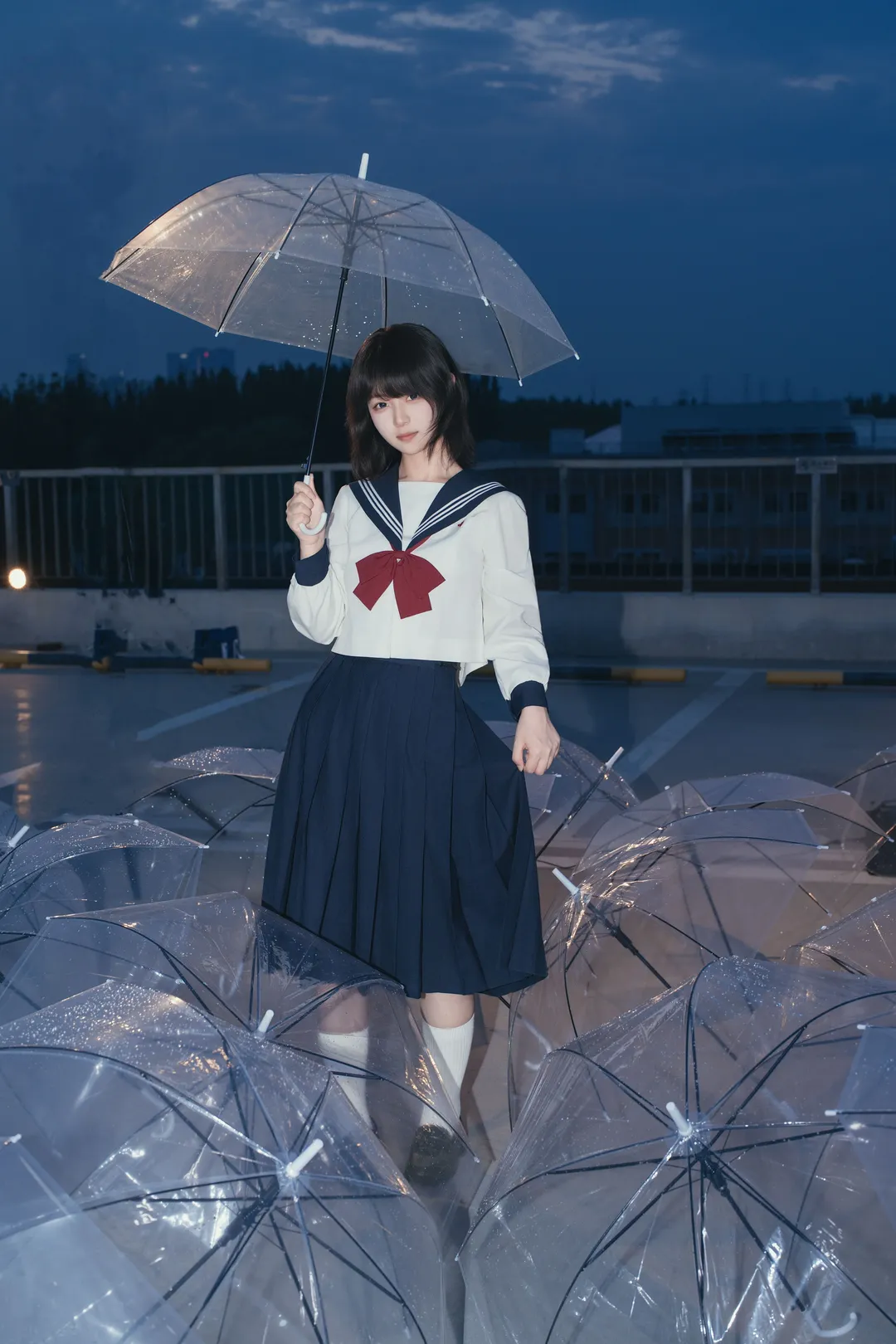 雨夜的透明傘與JK制服，藍調時刻的情緒記錄 - 第 6 張