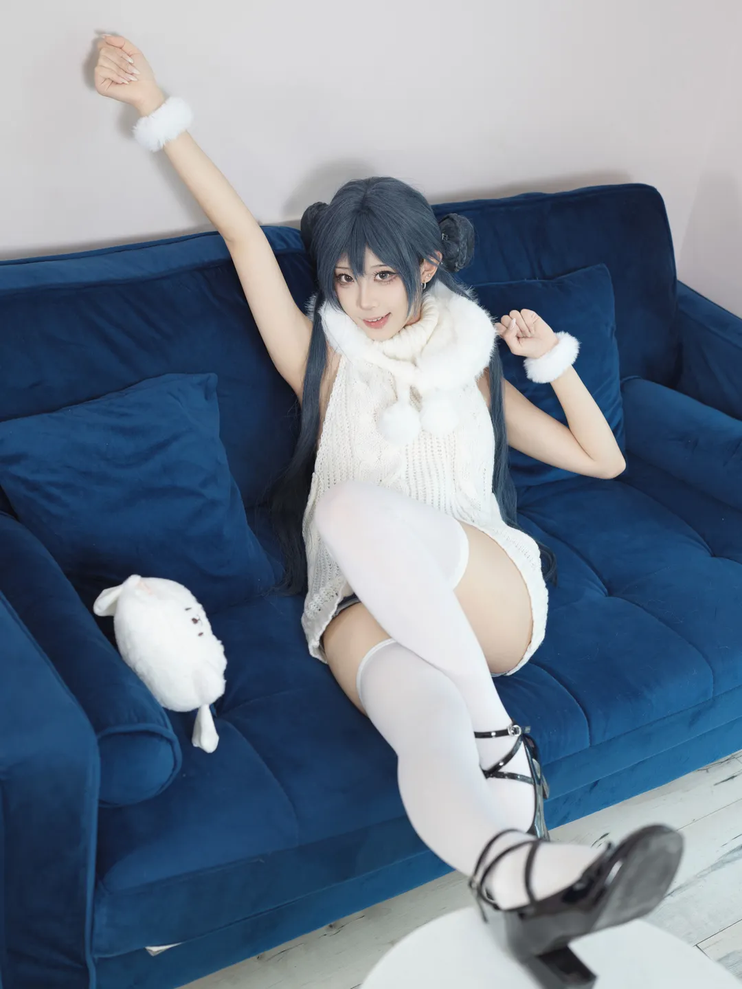 白毛衣与白丝过膝袜，日系居家风cosplay写真 - 第 1 张