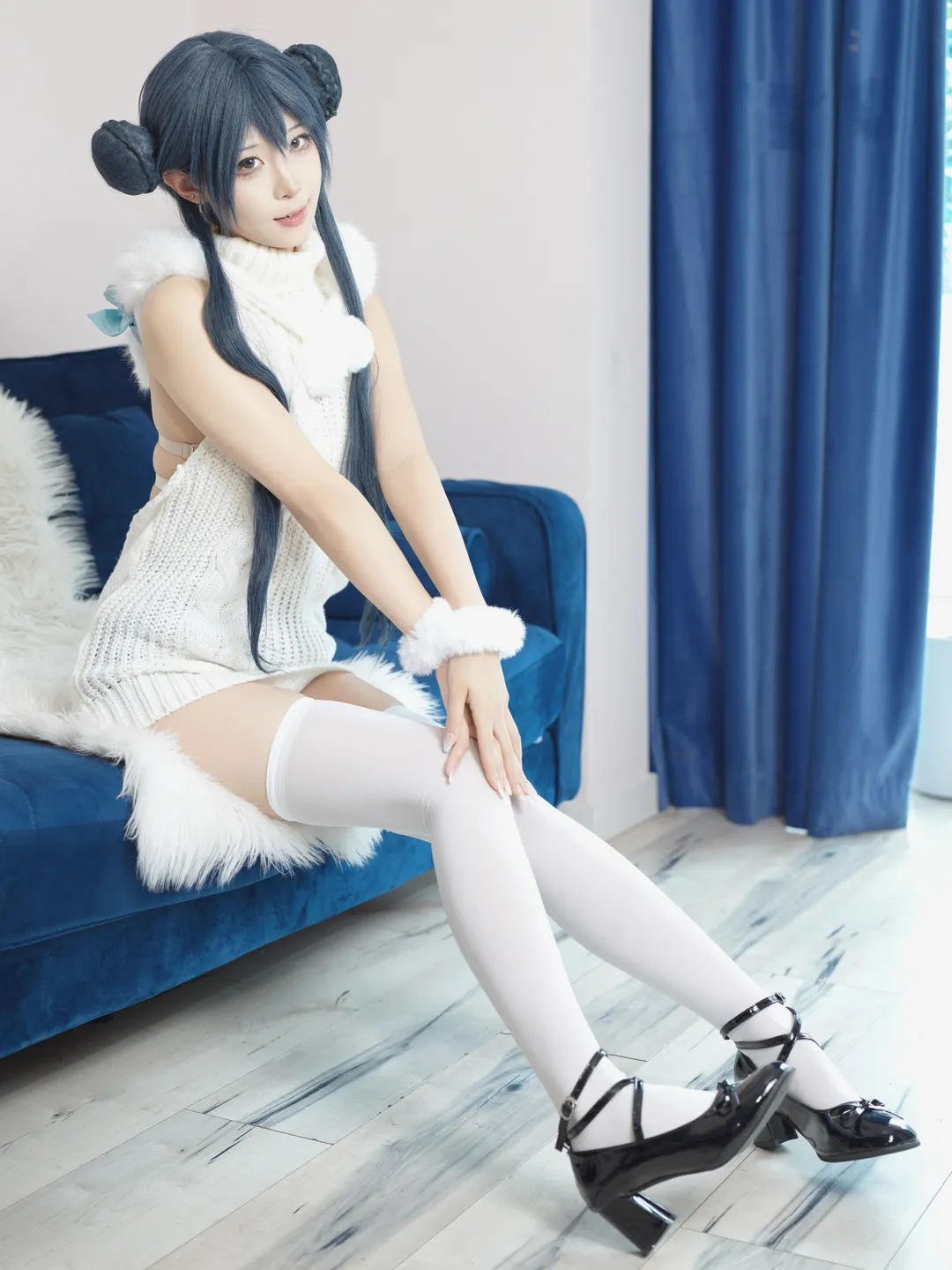 白毛衣与白丝过膝袜，日系居家风cosplay写真 - 第 13 张