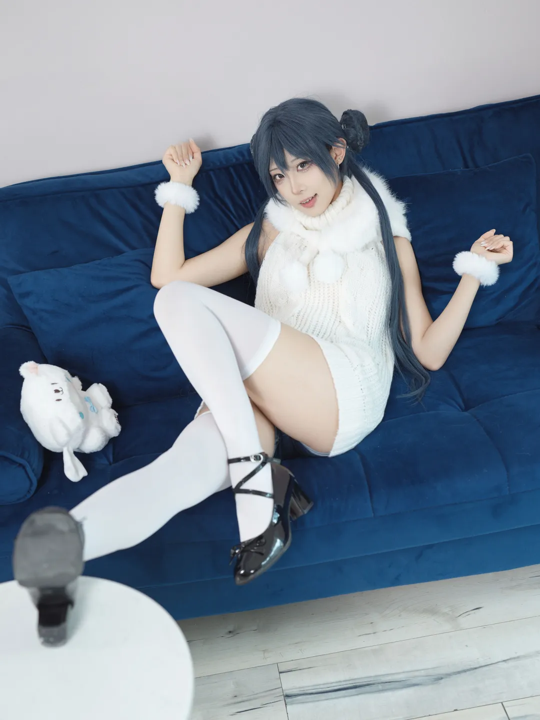 白毛衣与白丝过膝袜，日系居家风cosplay写真 - 第 16 张