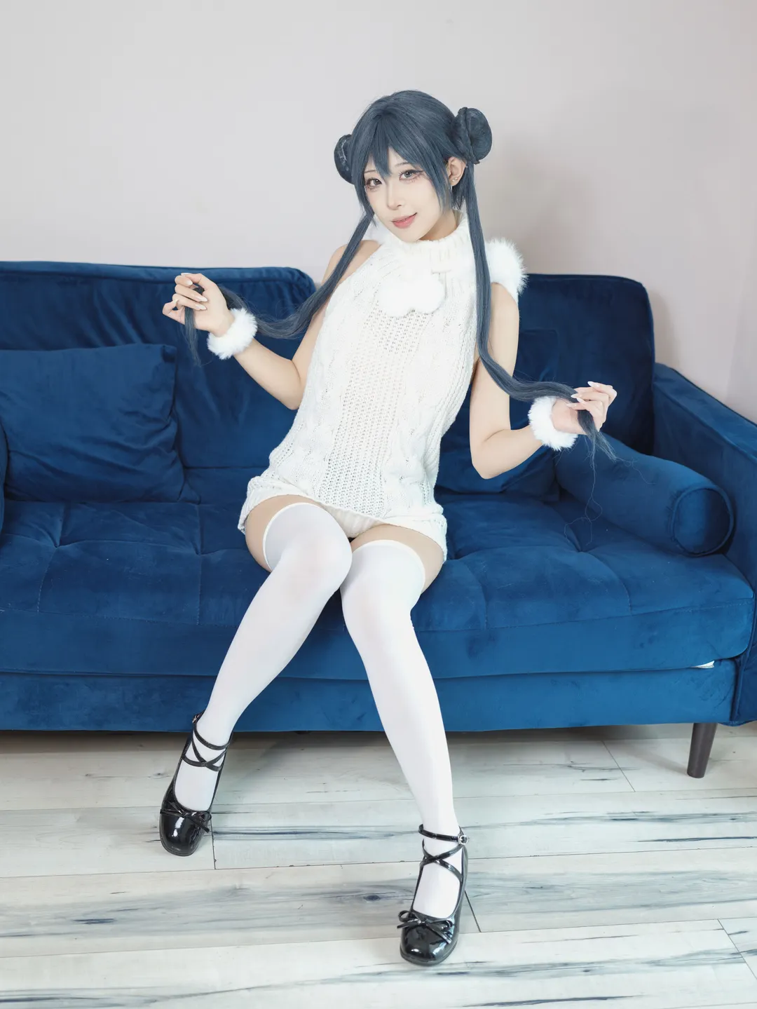 白毛衣与白丝过膝袜，日系居家风cosplay写真 - 第 17 张