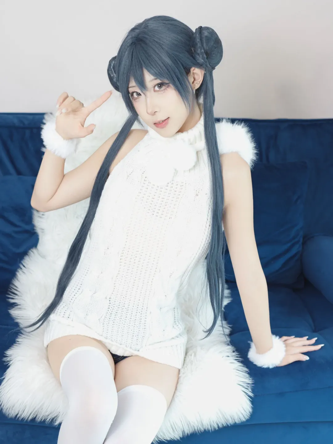 白毛衣与白丝过膝袜，日系居家风cosplay写真 - 第 18 张