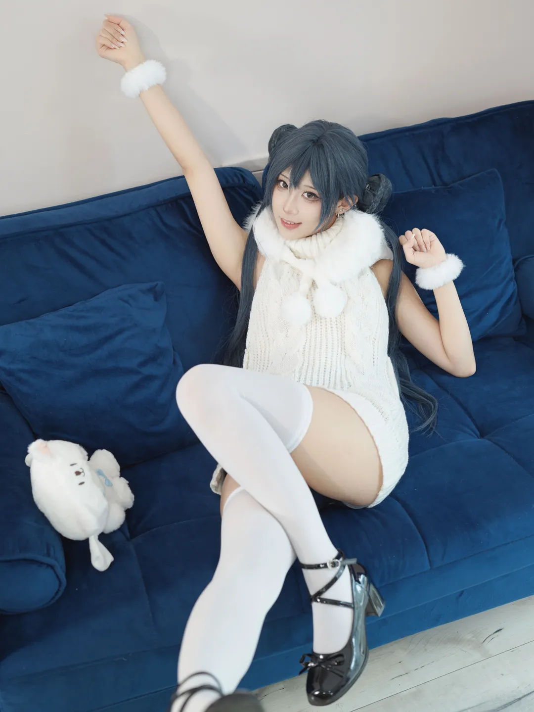 白毛衣与白丝过膝袜，日系居家风cosplay写真 - 第 2 张