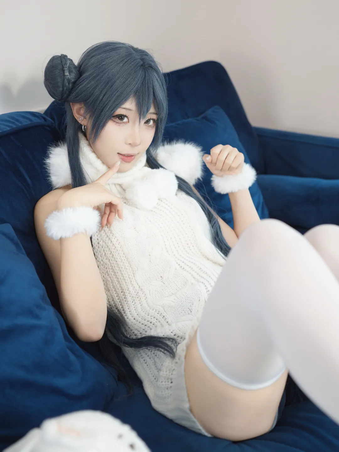 白毛衣与白丝过膝袜，日系居家风cosplay写真 - 第 3 张