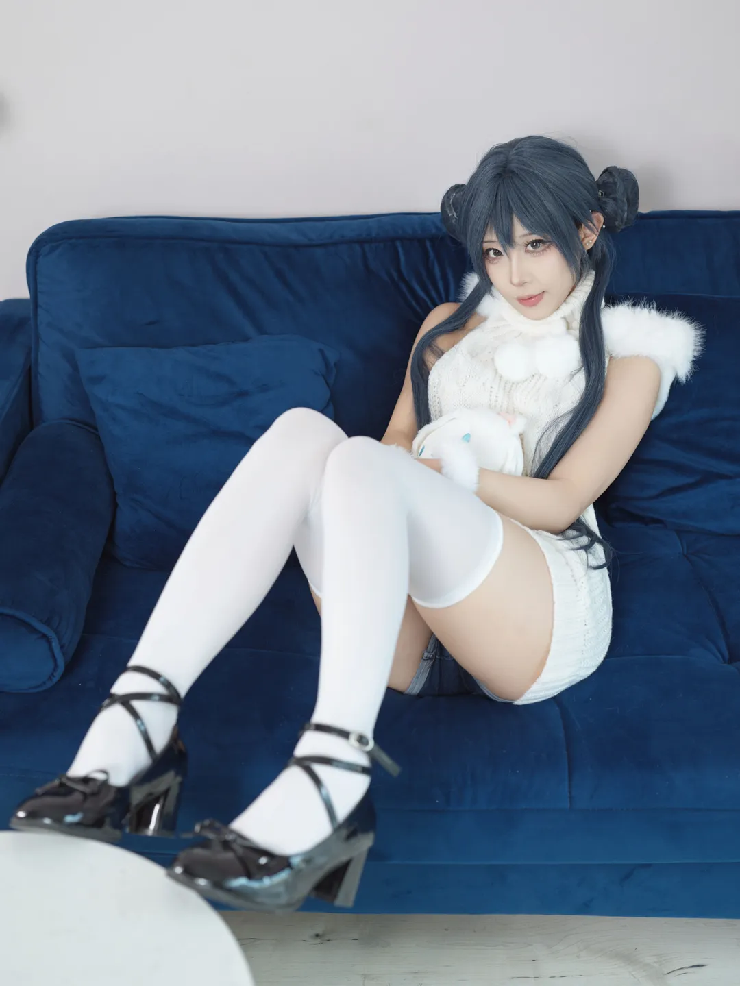 白毛衣与白丝过膝袜，日系居家风cosplay写真 - 第 4 张