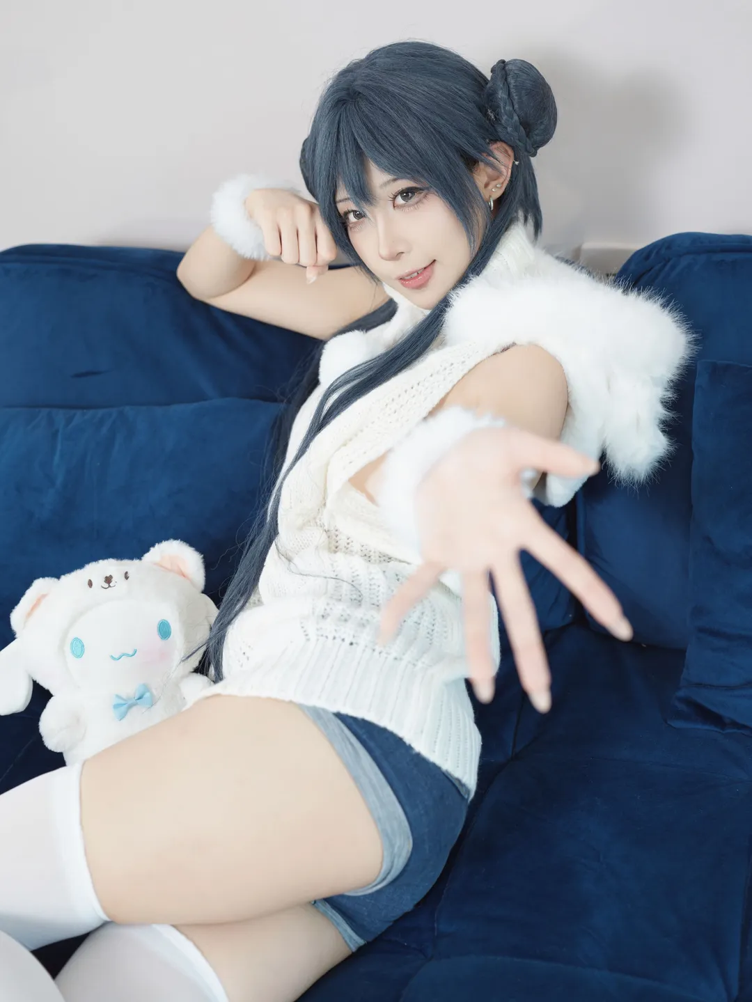 白毛衣与白丝过膝袜，日系居家风cosplay写真 - 第 6 张