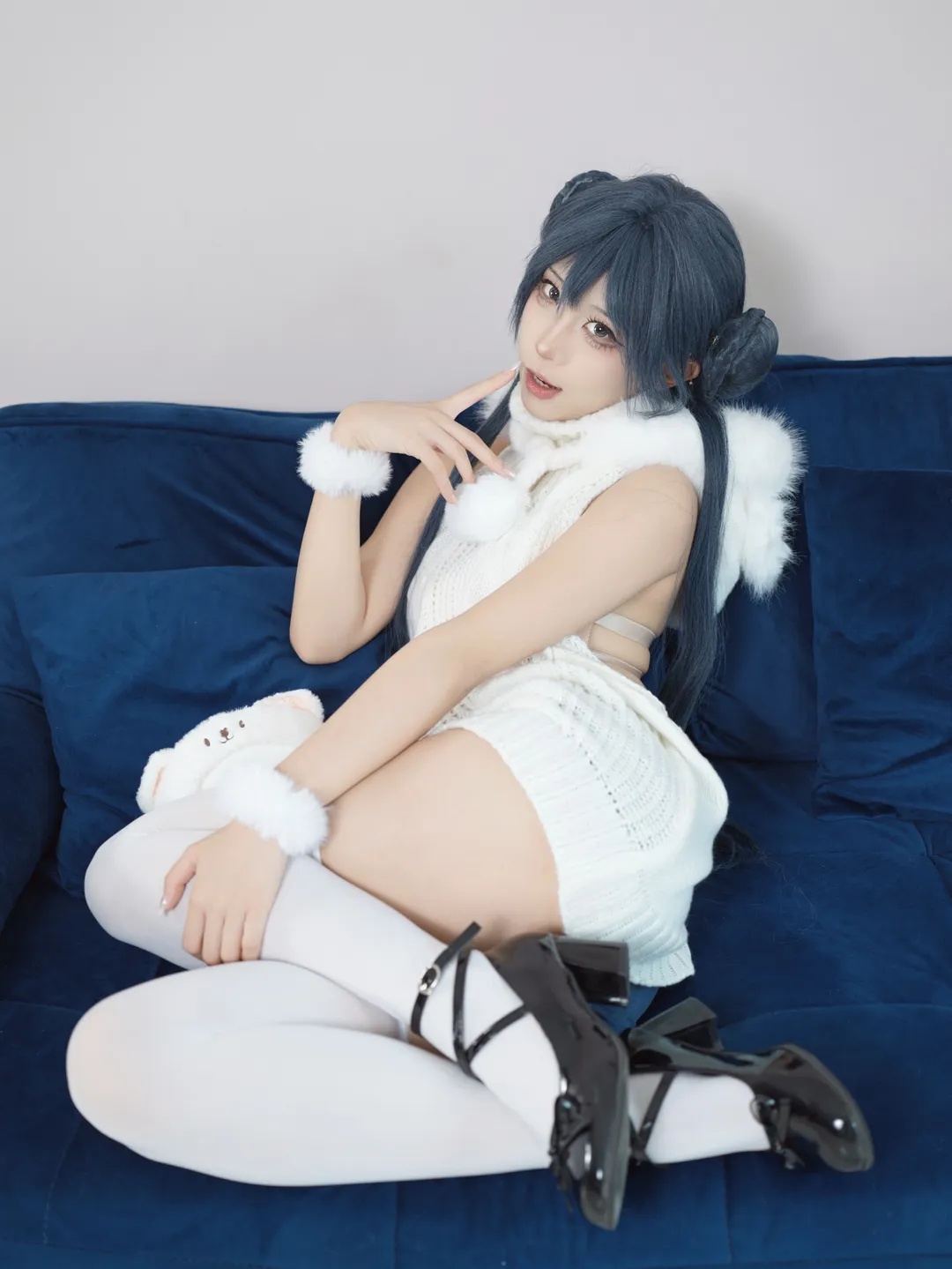 白毛衣与白丝过膝袜，日系居家风cosplay写真 - 第 7 张
