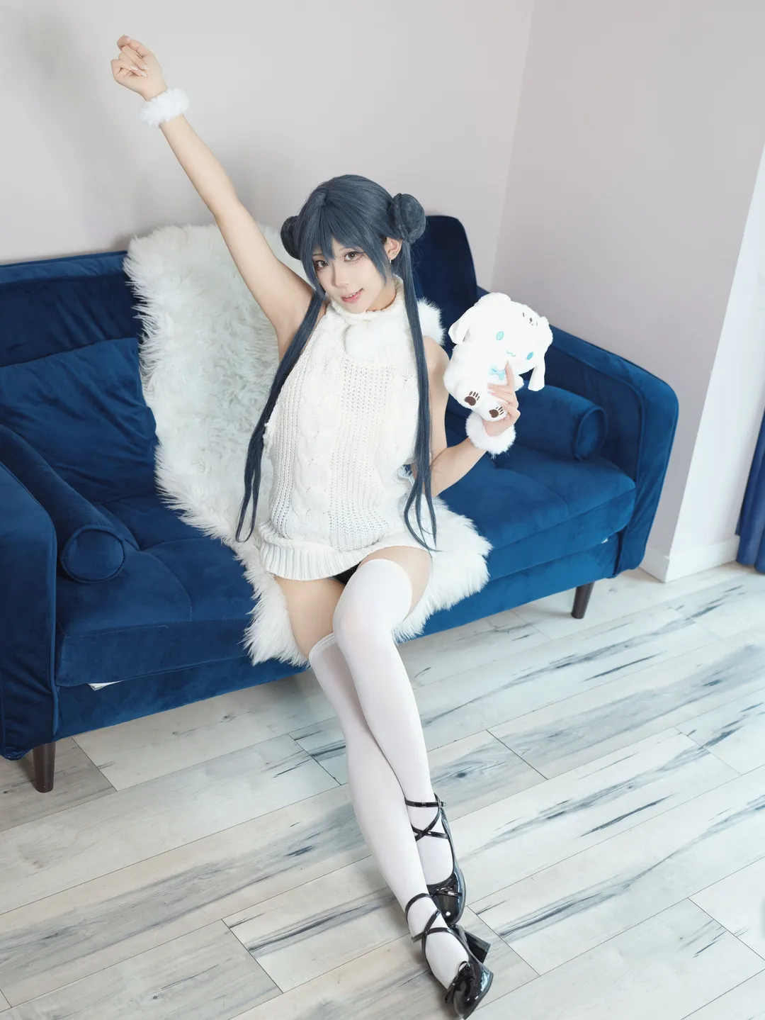 白毛衣与白丝过膝袜，日系居家风cosplay写真 - 第 8 张