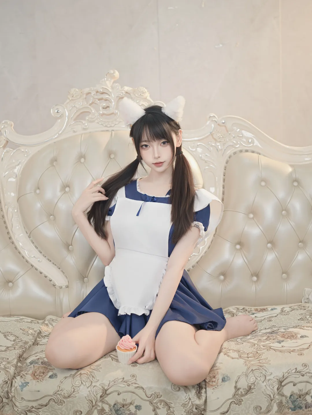 双马尾猫耳女仆装，复古沙发上的居家心动瞬间 - 第 1 张