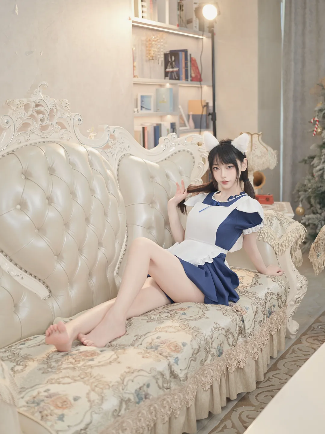 双马尾猫耳女仆装，复古沙发上的居家心动瞬间 - 第 10 张