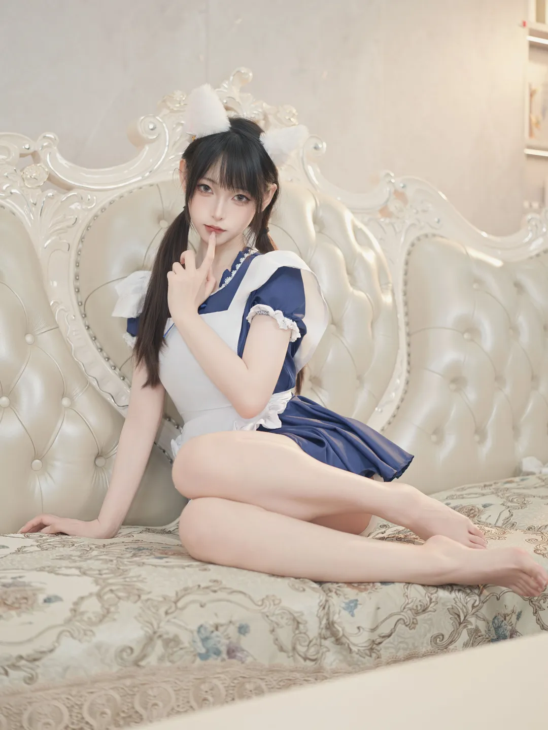 双马尾猫耳女仆装，复古沙发上的居家心动瞬间 - 第 12 张