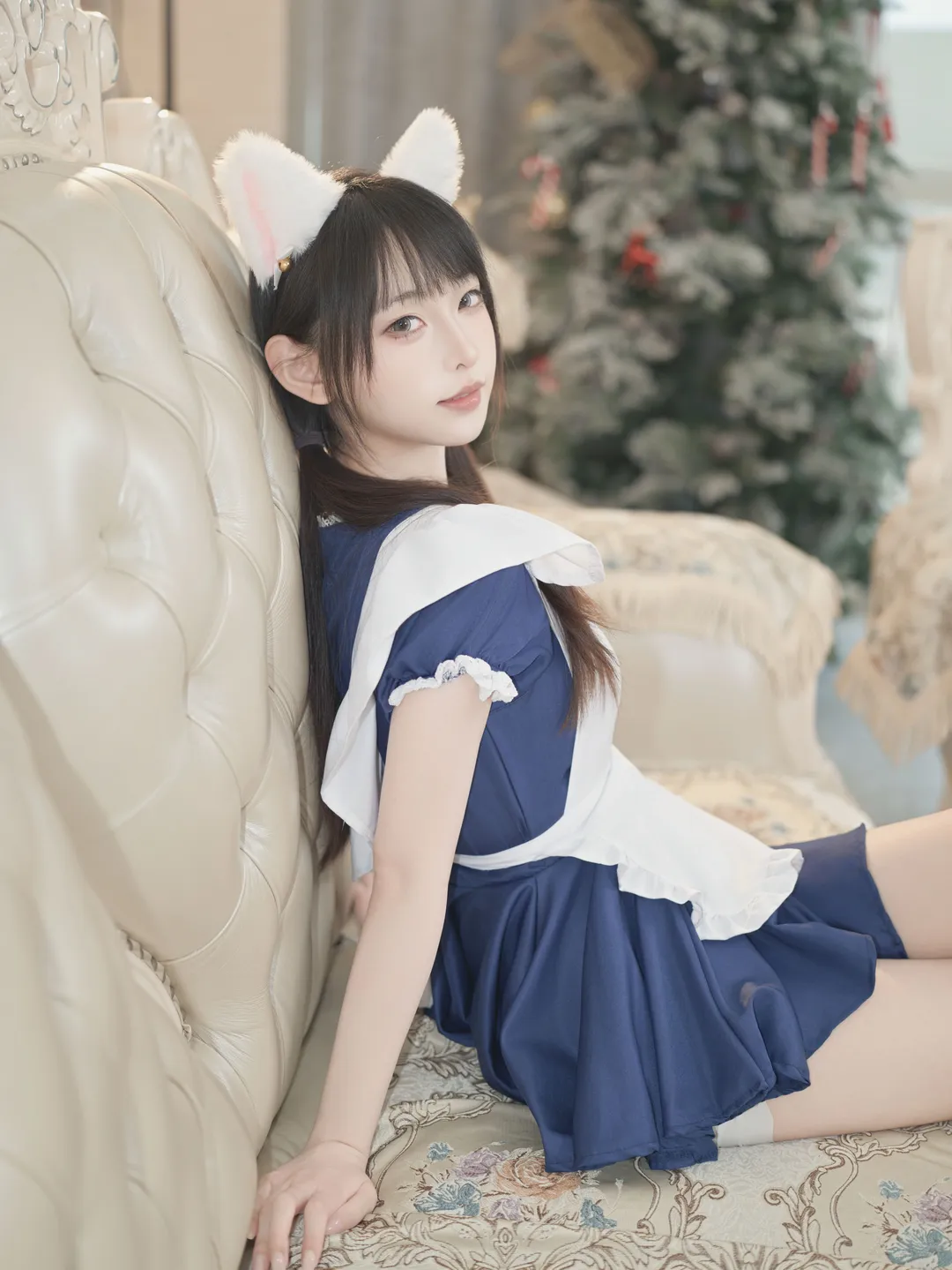 双马尾猫耳女仆装，复古沙发上的居家心动瞬间 - 第 14 张
