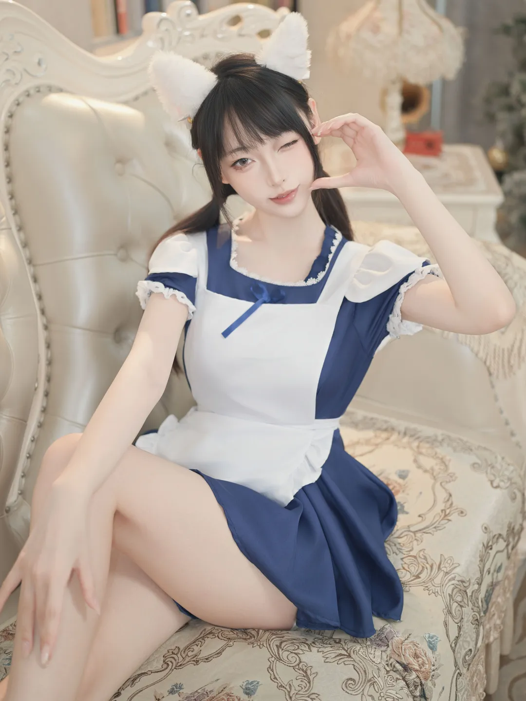 双马尾猫耳女仆装，复古沙发上的居家心动瞬间 - 第 4 张
