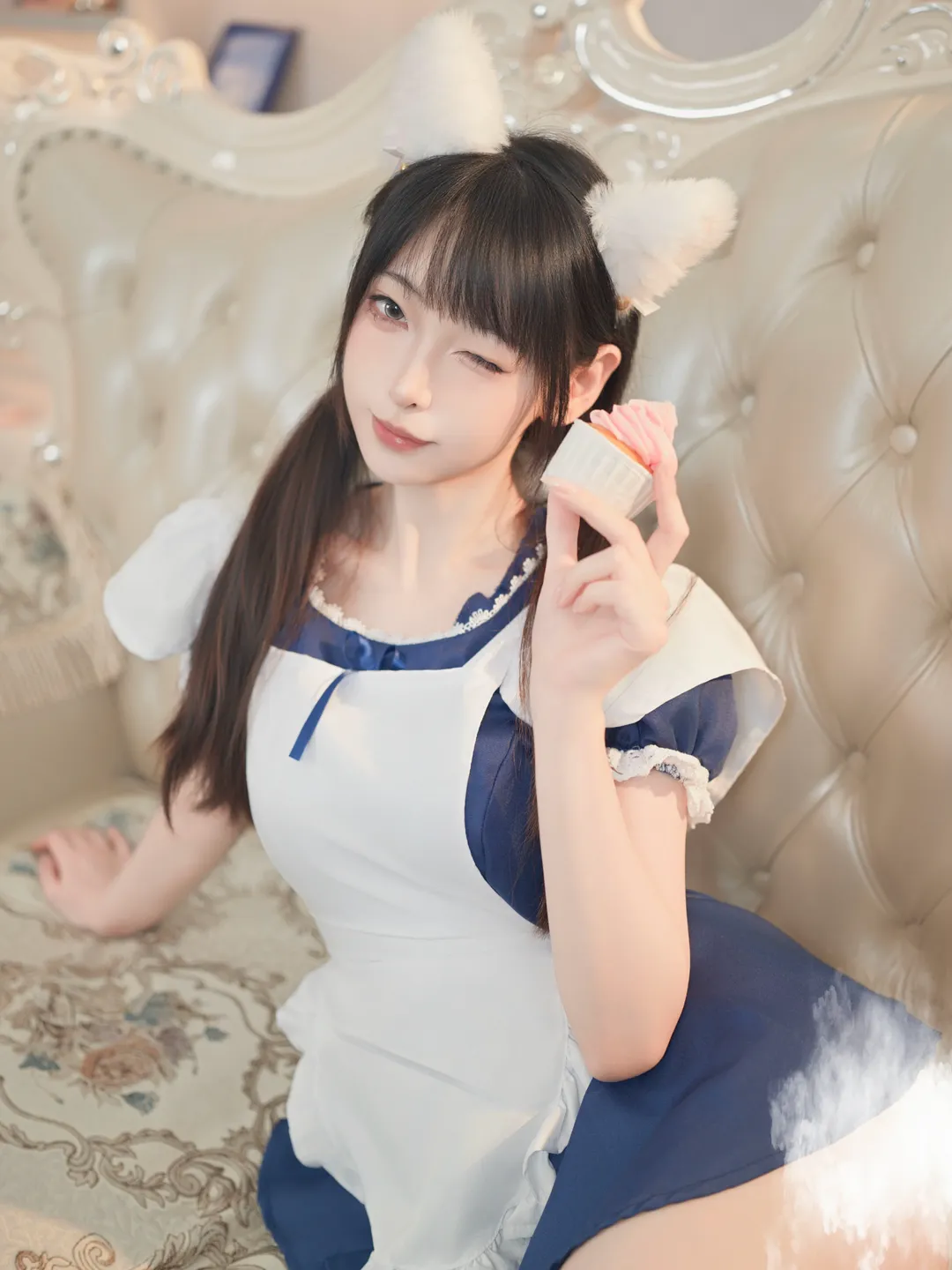 双马尾猫耳女仆装，复古沙发上的居家心动瞬间 - 第 6 张