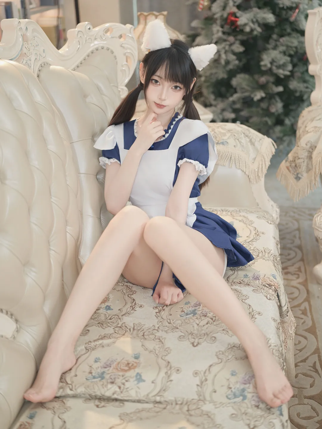 双马尾猫耳女仆装，复古沙发上的居家心动瞬间 - 第 9 张