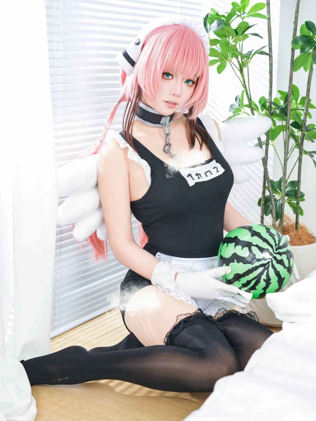 天降之物伊卡洛斯cos，经典女仆装与黑丝的居家写真 - 第 13 张