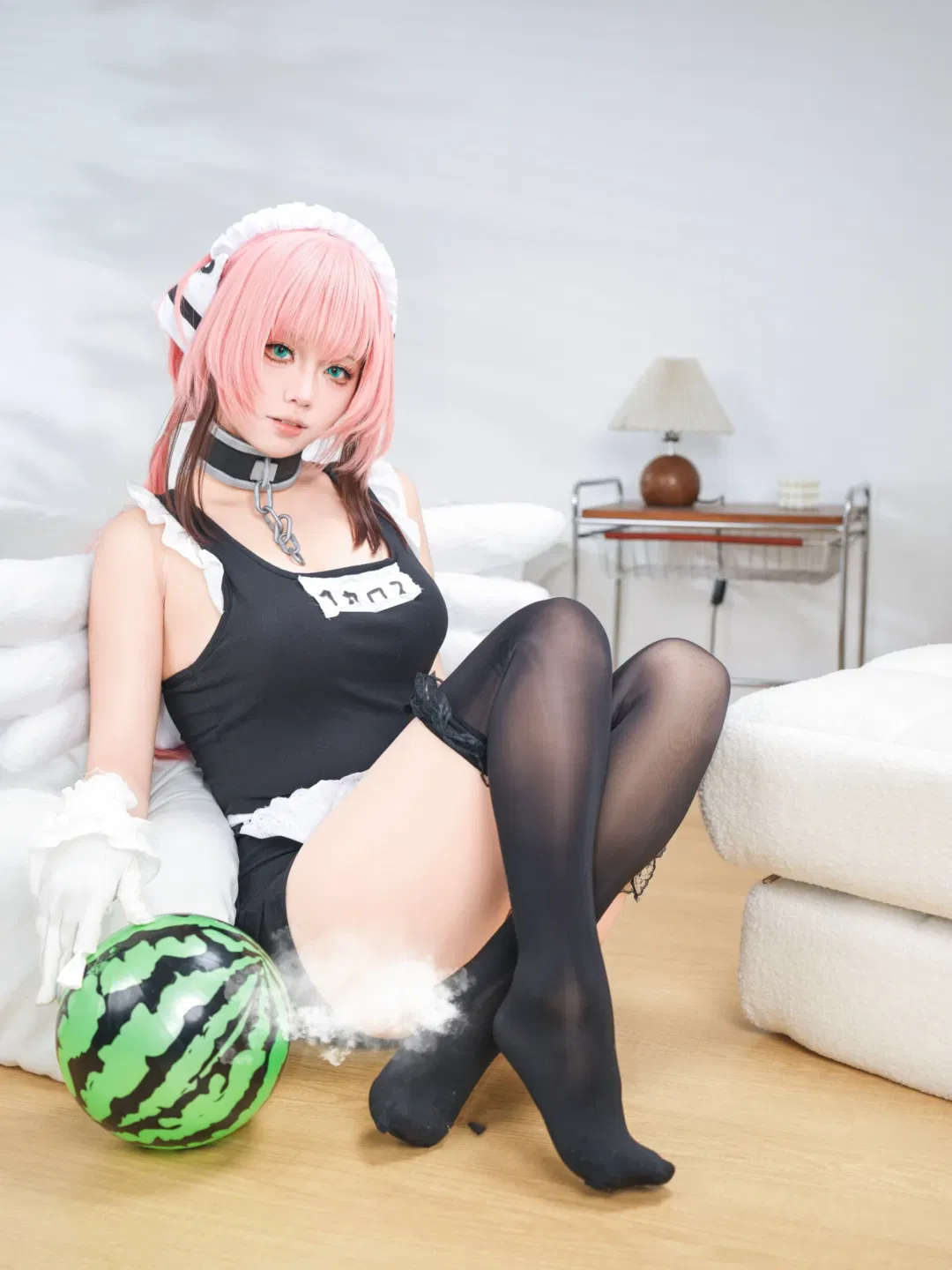 天降之物伊卡洛斯cos，经典女仆装与黑丝的居家写真 - 第 8 张