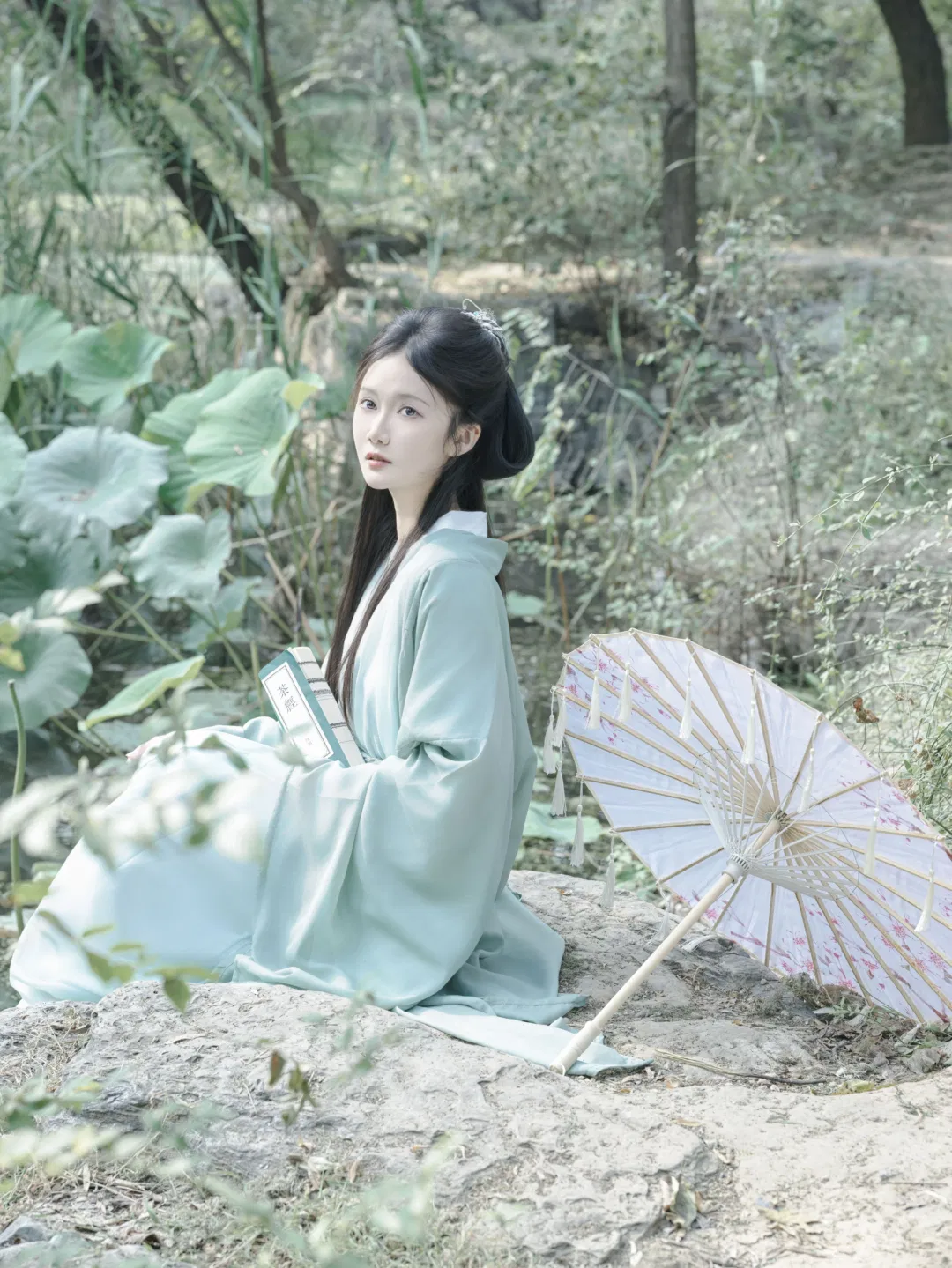 在青山绿水间拍魏晋风汉服，这套薄荷绿太有清冷感了 - 第 12 张