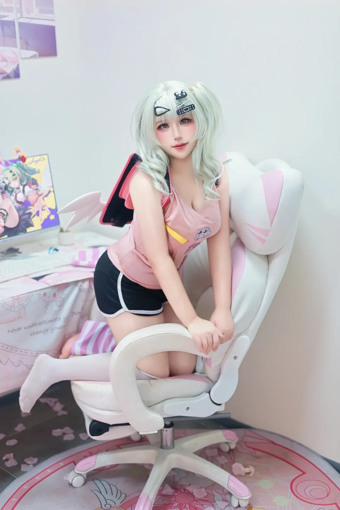 【千夏cos】千夏小背心，粉色電競椅上的隨性瞬間 - 第 1 張