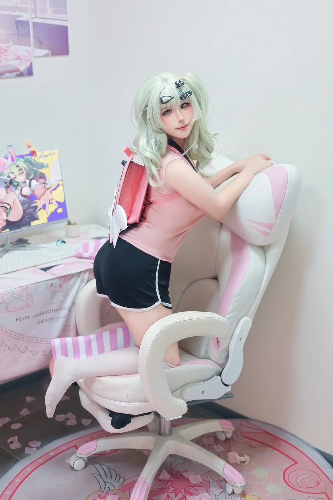 【千夏cos】千夏小背心，粉色電競椅上的隨性瞬間 - 第 2 張