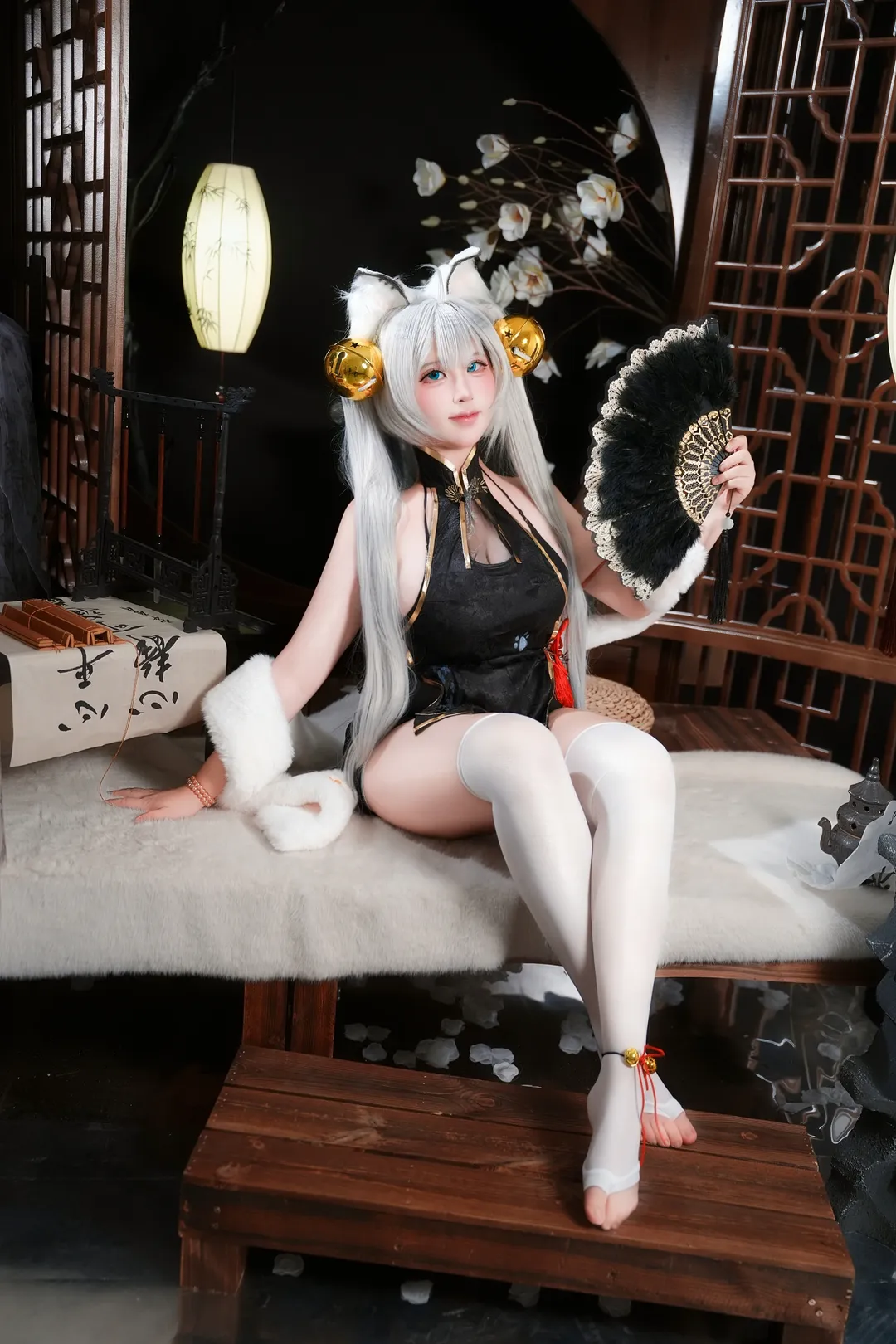 【白虎娘cos】中式古典庭院裡的白絲少女 - 第 1 張
