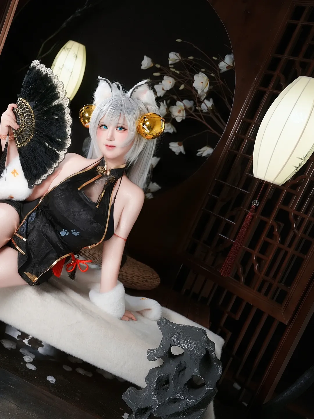 银发兽耳白虎娘风格cos，黑旗袍白丝国风棚拍正片 - 第 2 张
