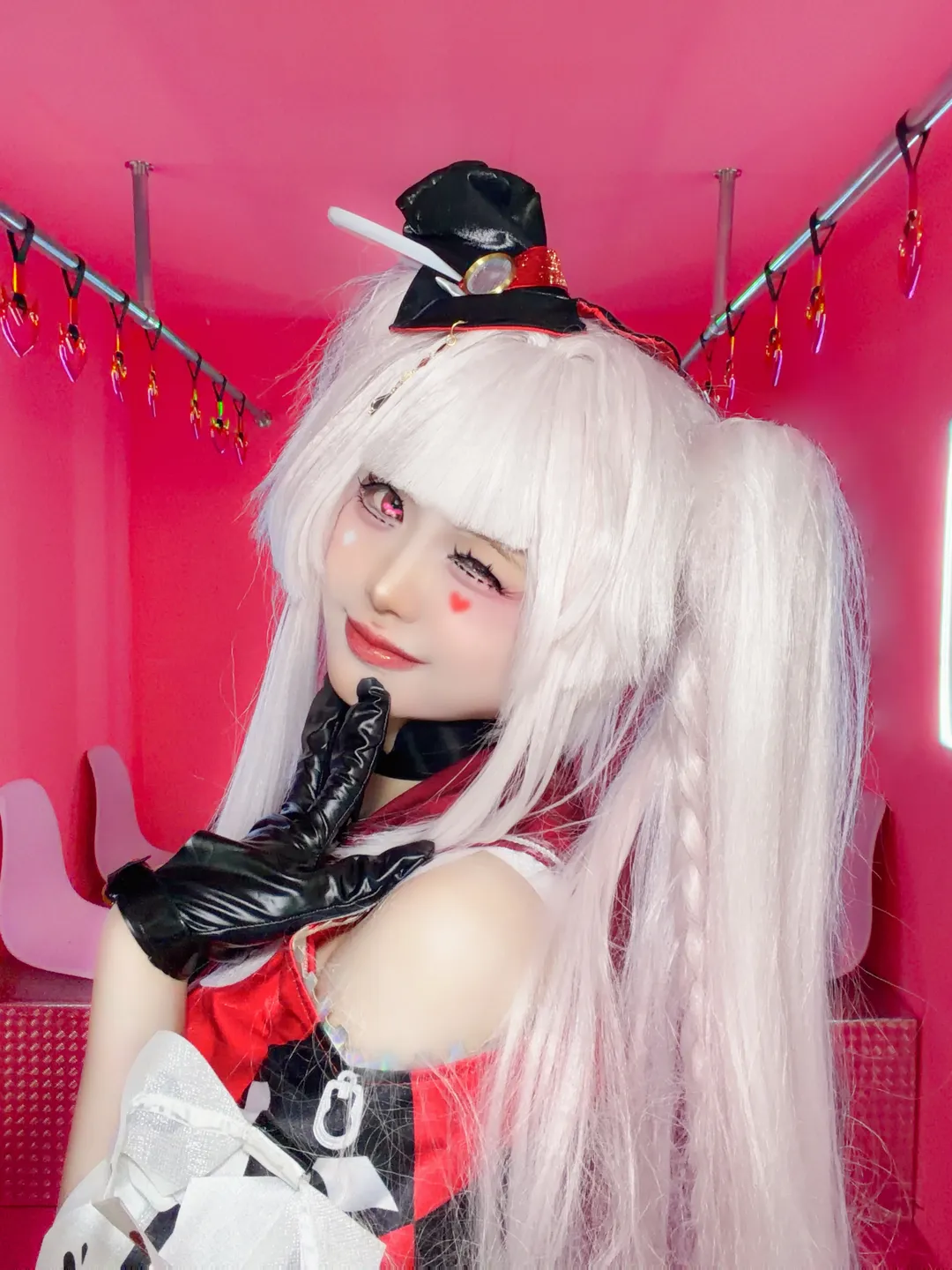 崩坏星穹铁火花cos 红黑配色与粉色灯串的碰撞 - 第 1 张